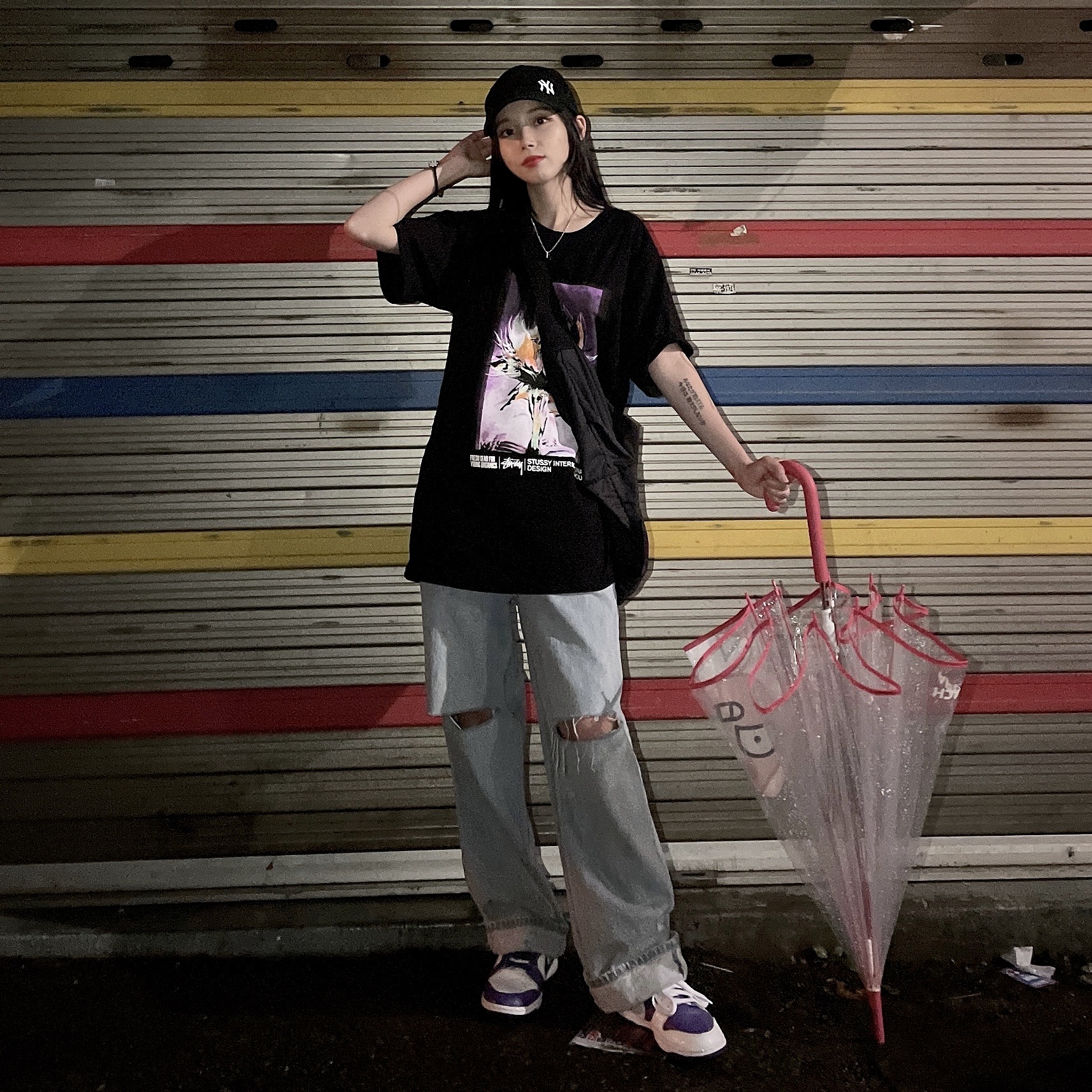 (W) Nike Dunk Low SE Flip, Stussy Young Organics T-Shirt Black 착용 스타일 - 2