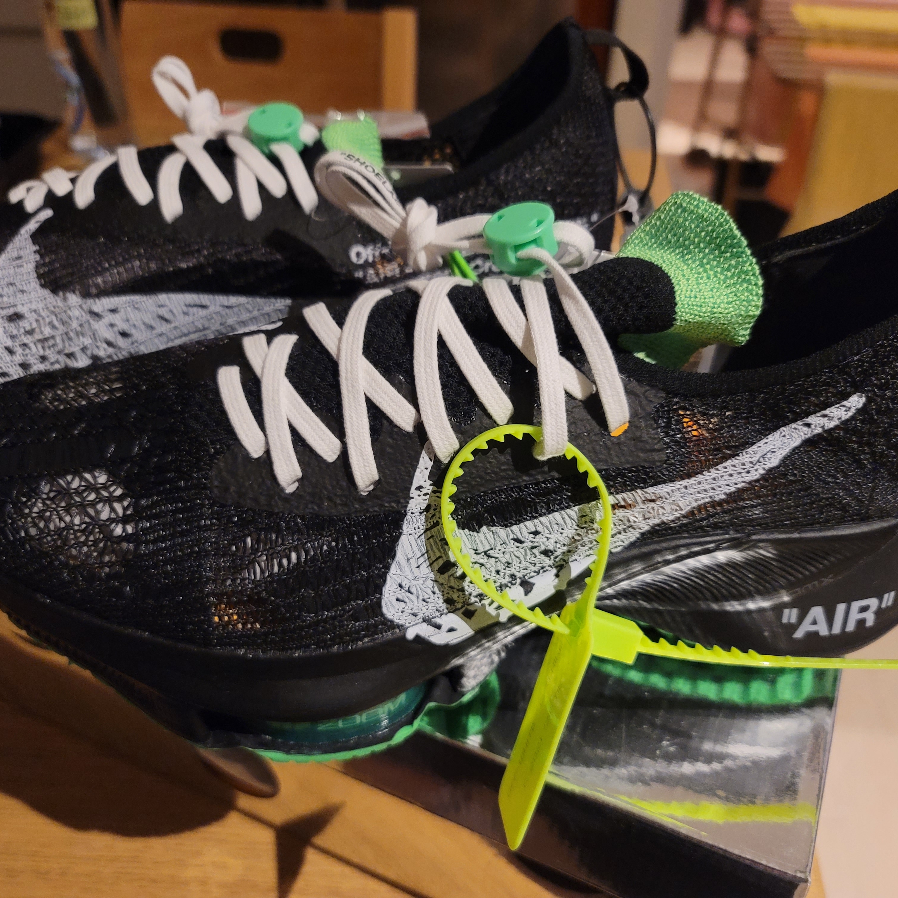 Nike x Off-White Air Zoom Tempo Next% Black 착용 스타일 - 3