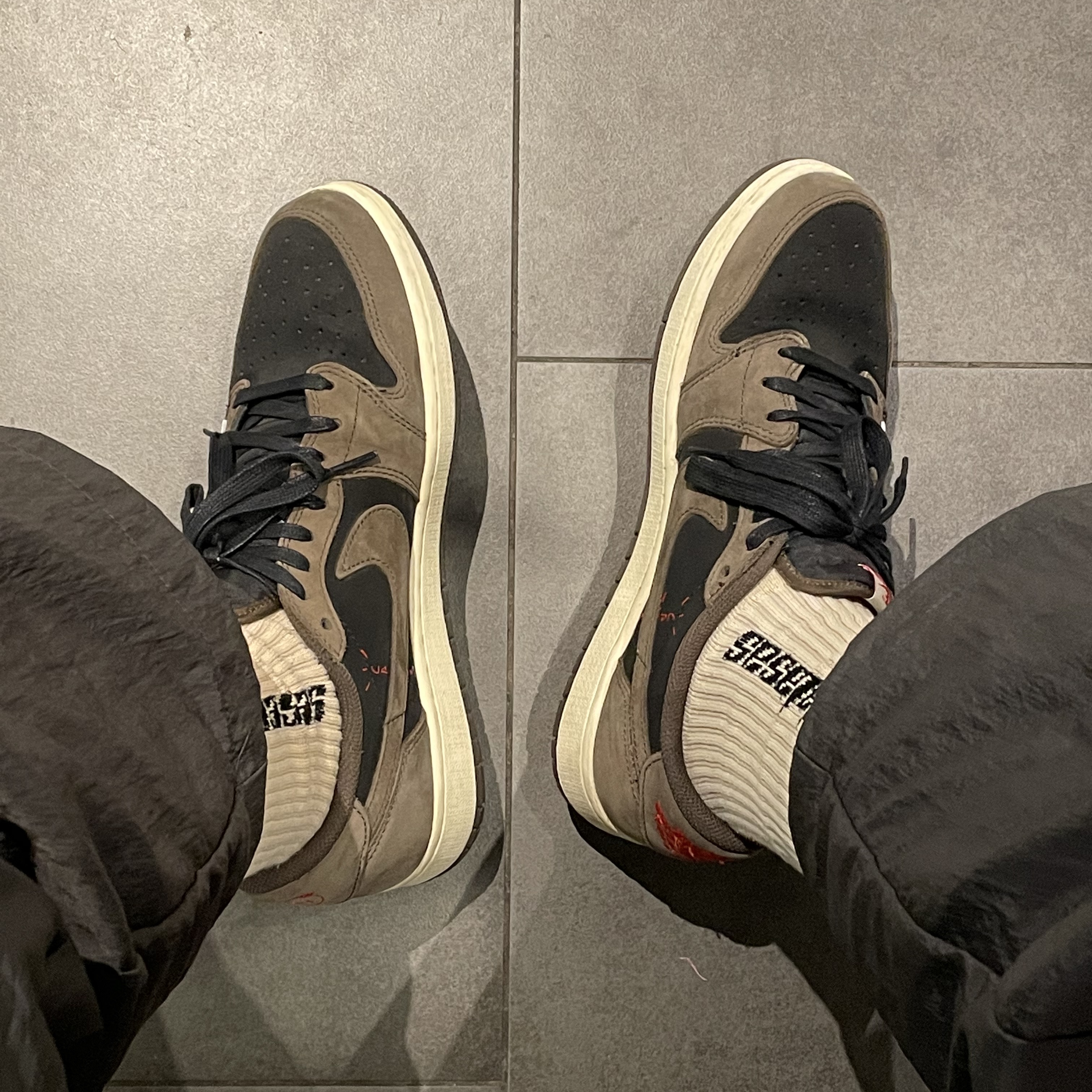 Jordan 1 x Travis Scott Retro Low OG SP Mocha 착용 스타일 - 1