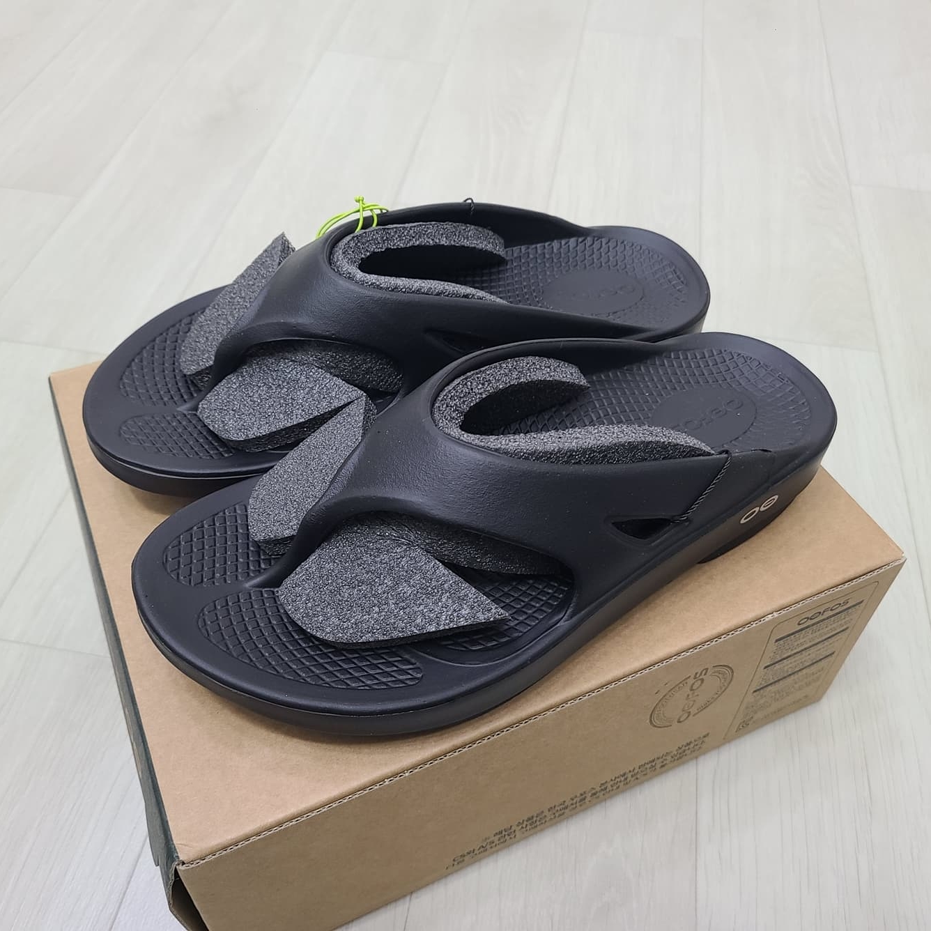 Oofos OOriginal Black 착용 스타일 - 2