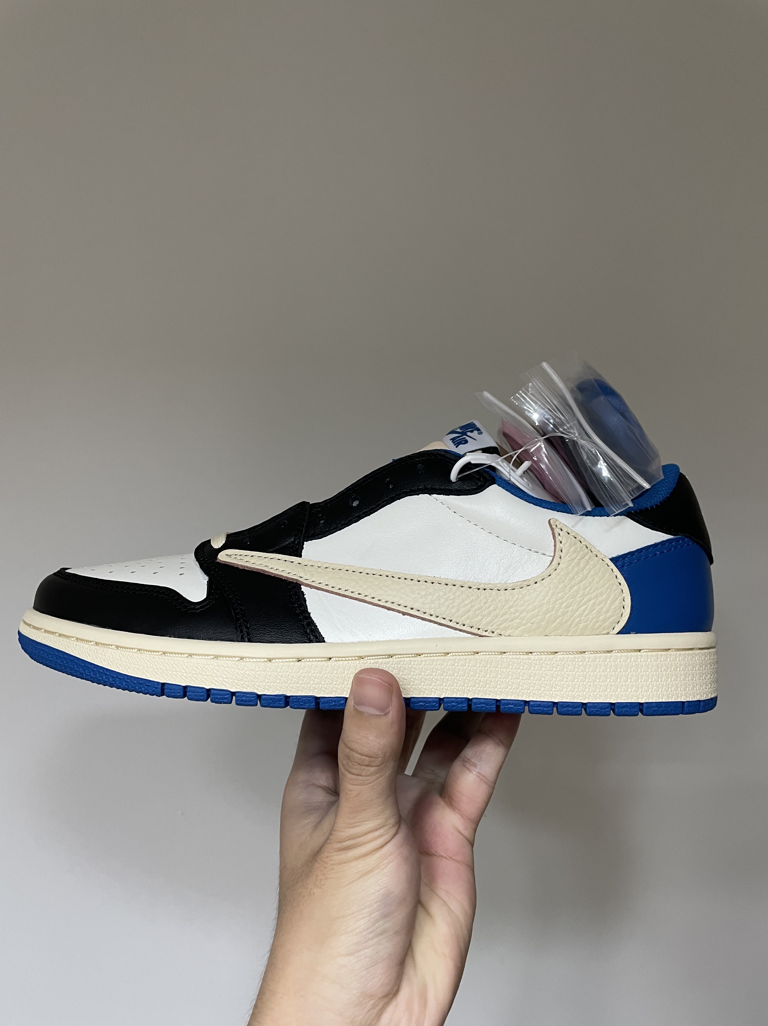 Jordan 1 x Travis Scott x Fragment Retro Low OG SP Military Blue 착용 스타일 - 2