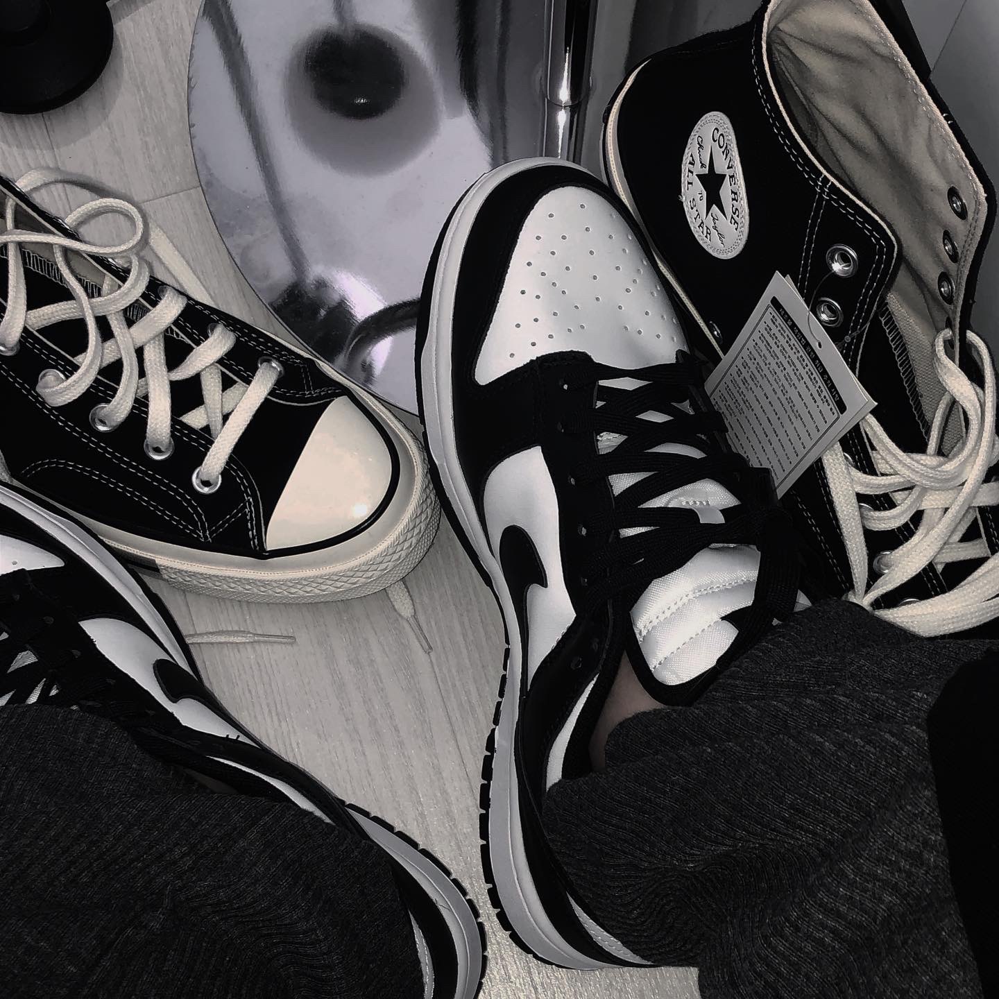 Nike Dunk Low Retro Black, Converse Chuck 70 Hi Black 착용 스타일 - 1
