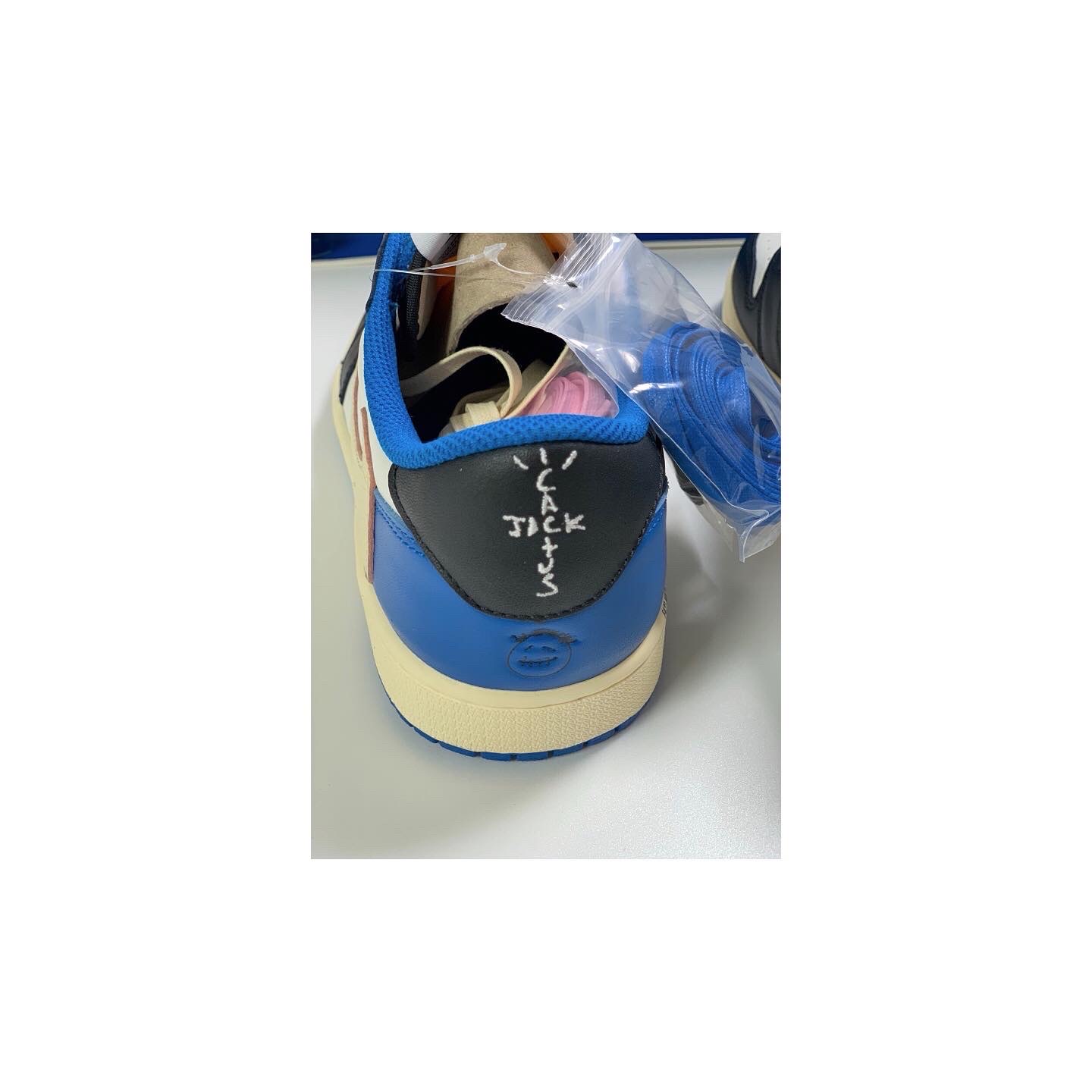 Jordan 1 x Travis Scott x Fragment Retro Low OG SP Military Blue 착용 스타일 - 3