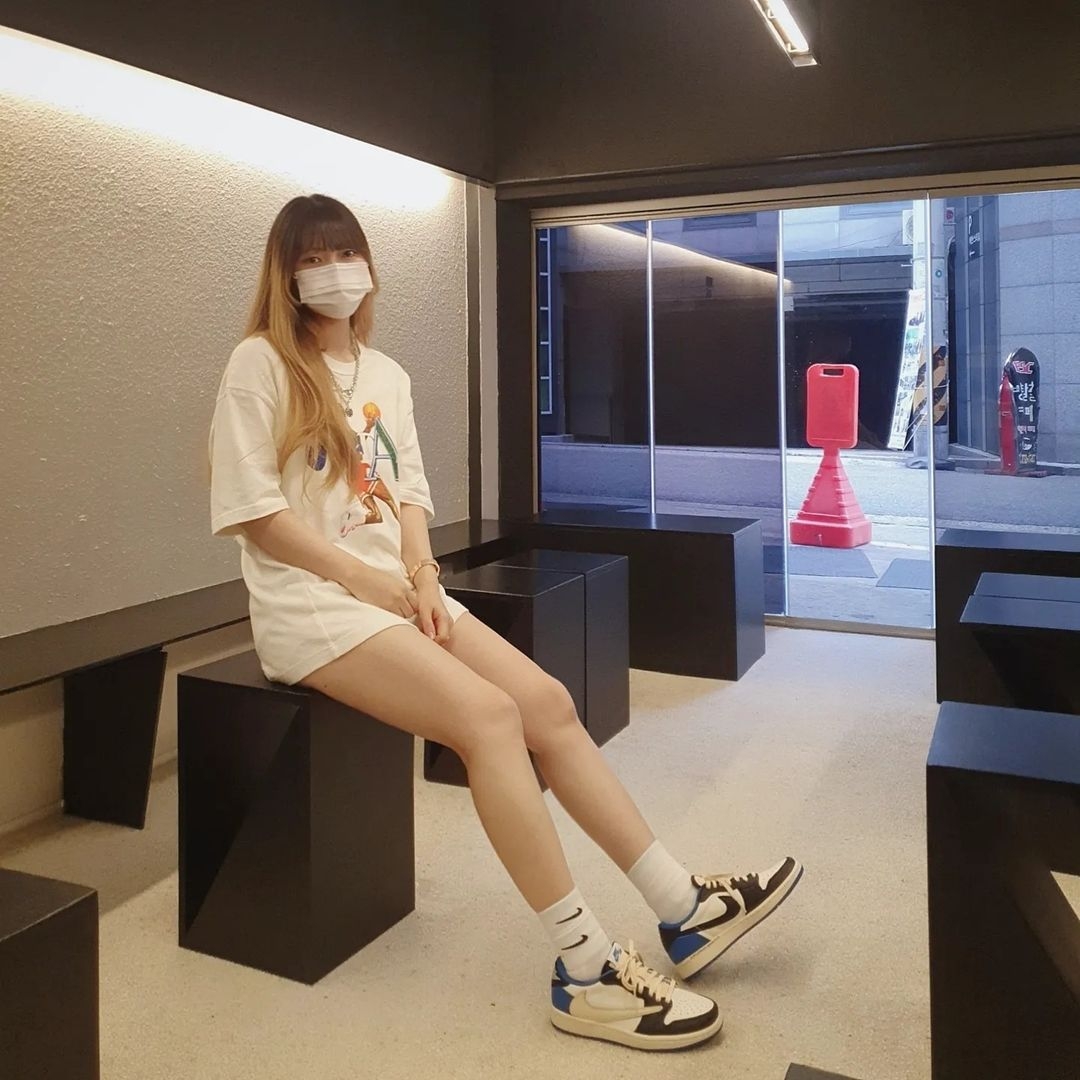 Jordan 1 x Travis Scott x Fragment Retro Low OG SP Military Blue, (W) Jordan x Aleali May T-Shirt White - Asia 착용 스타일 - 2