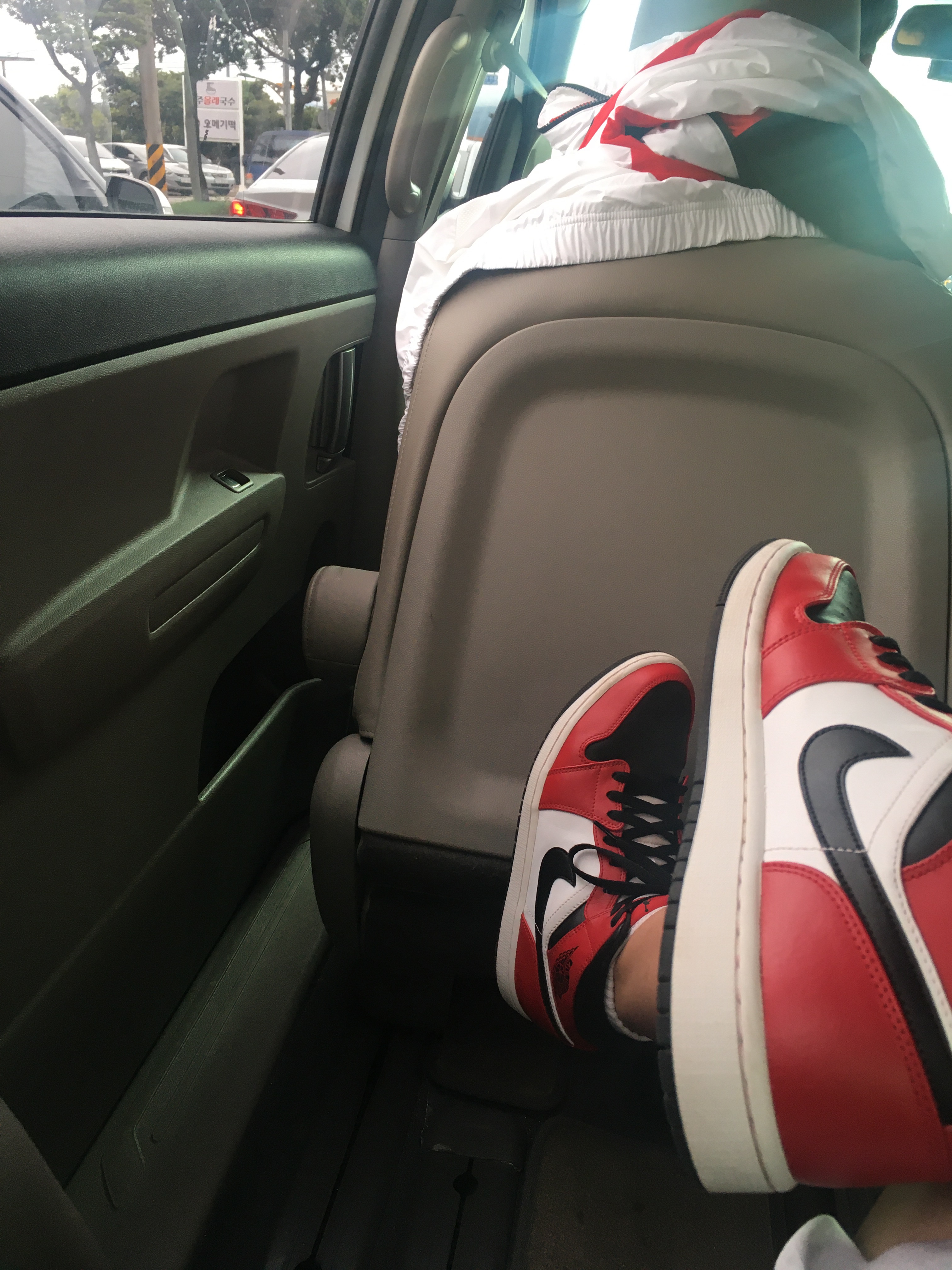 Jordan 1 Mid Chicago Black Toe 착용 스타일 - 1