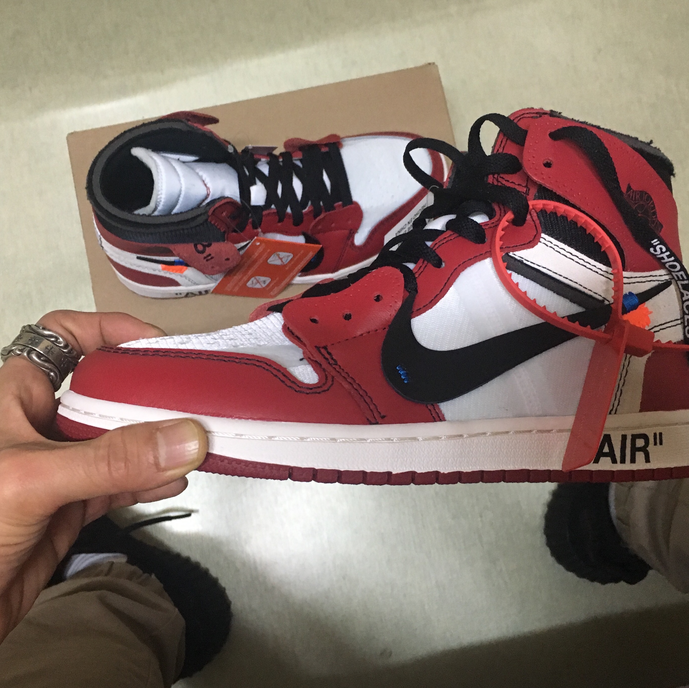 Jordan 1 x Off-White Retro High Chicago The Ten 착용 스타일 - 1