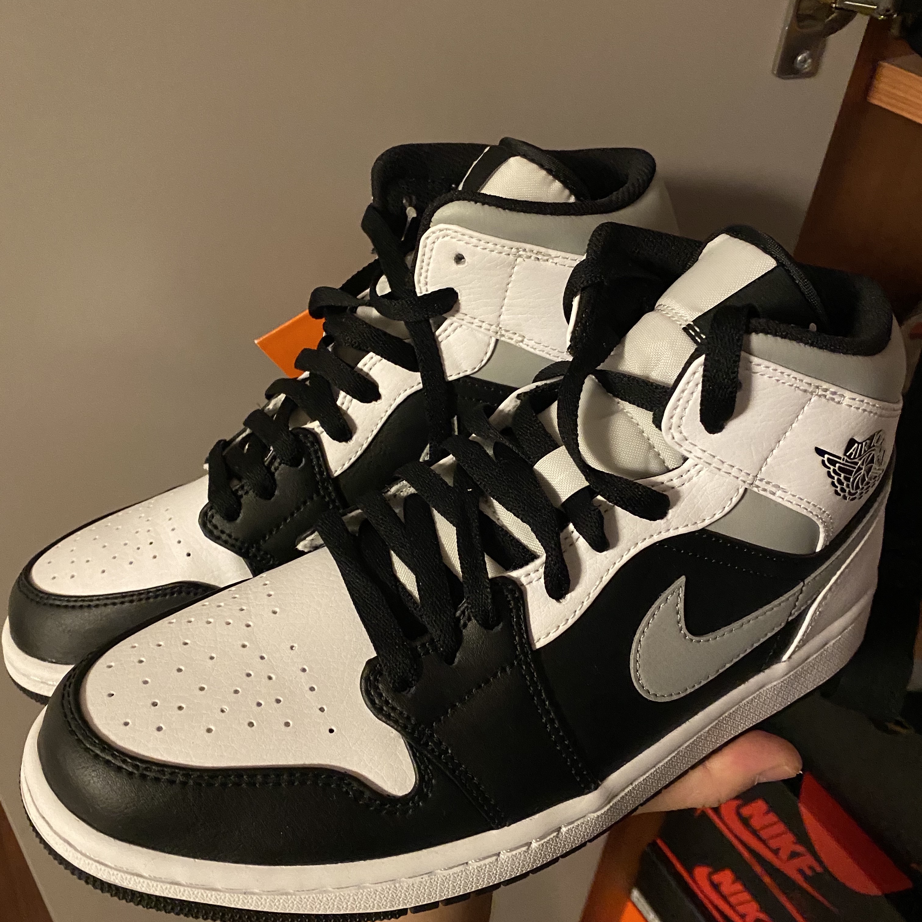Jordan 1 Mid White Shadow 착용 스타일 - 1