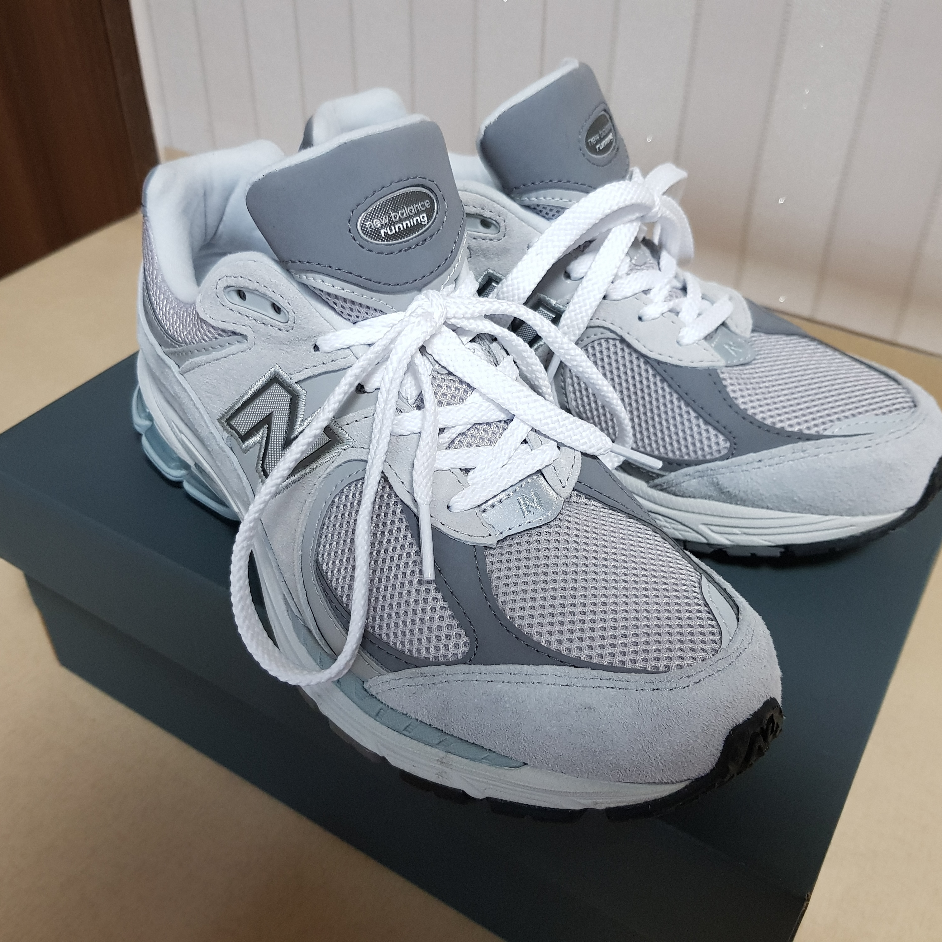 New Balance 2002R T2 Gray 착용 스타일