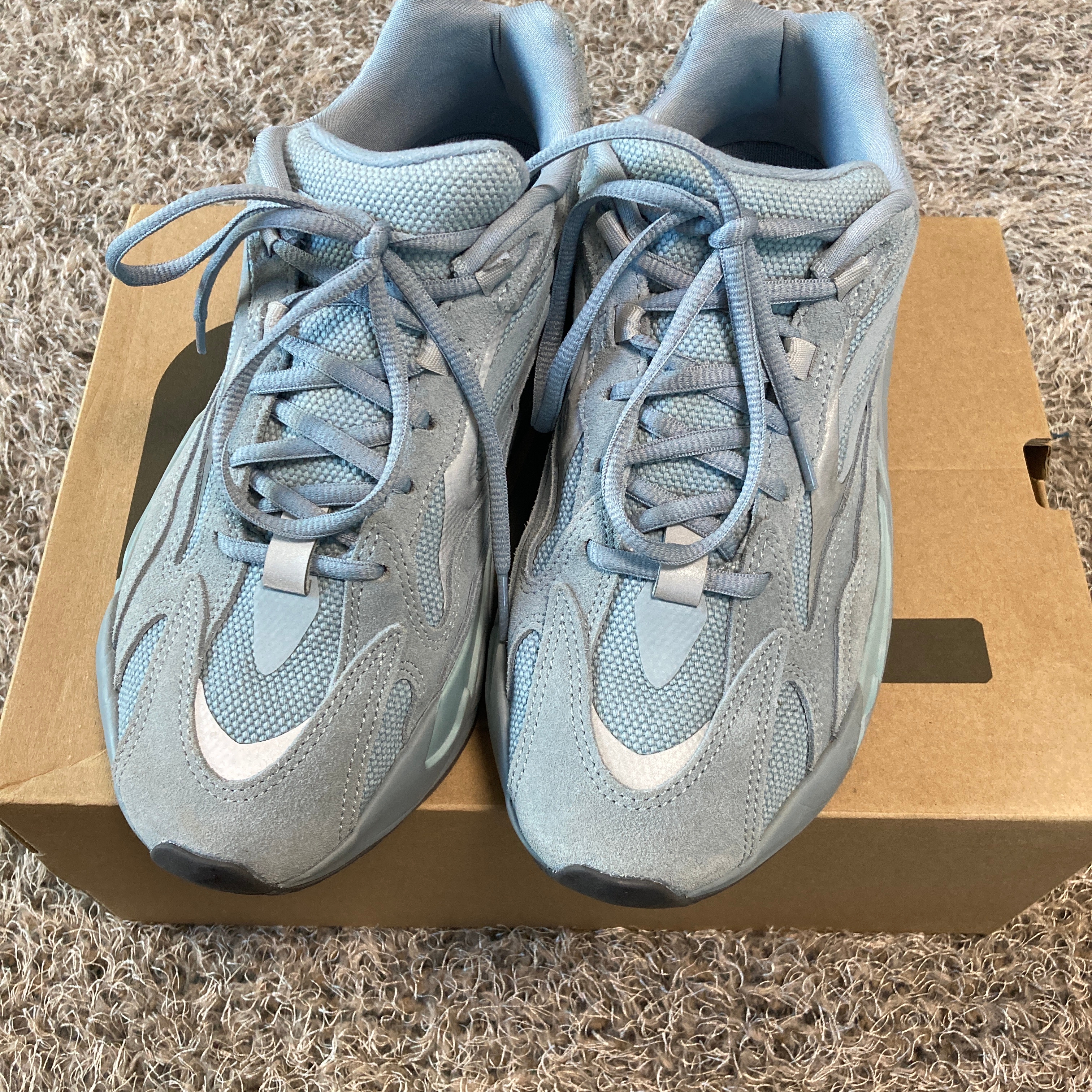 Adidas Yeezy Boost 700 V2 Hospital Blue 착용 스타일