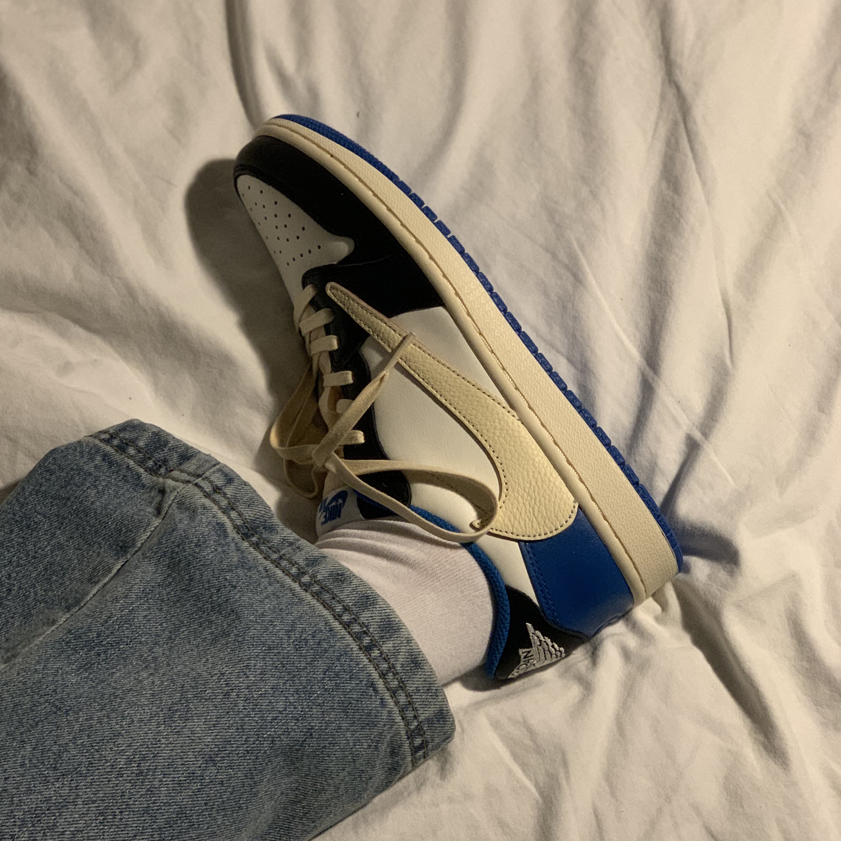 Jordan 1 x Travis Scott x Fragment Retro Low OG SP Military Blue 착용 스타일 - 1