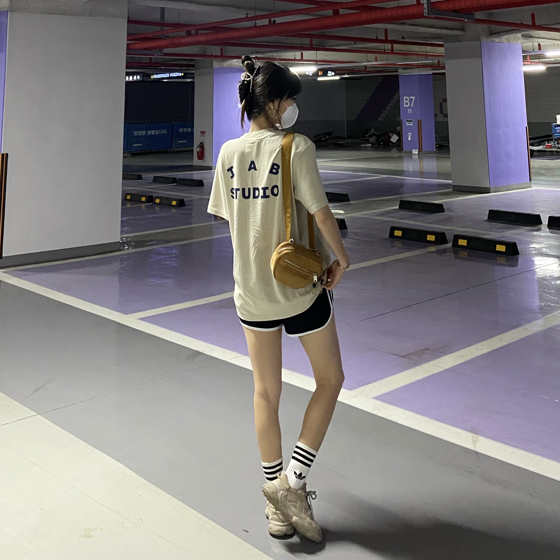 IAB Studio Pigment T-Shirt Oatmeal, (W) Adidas Ozweego Trace Khaki 착용 스타일 - 3