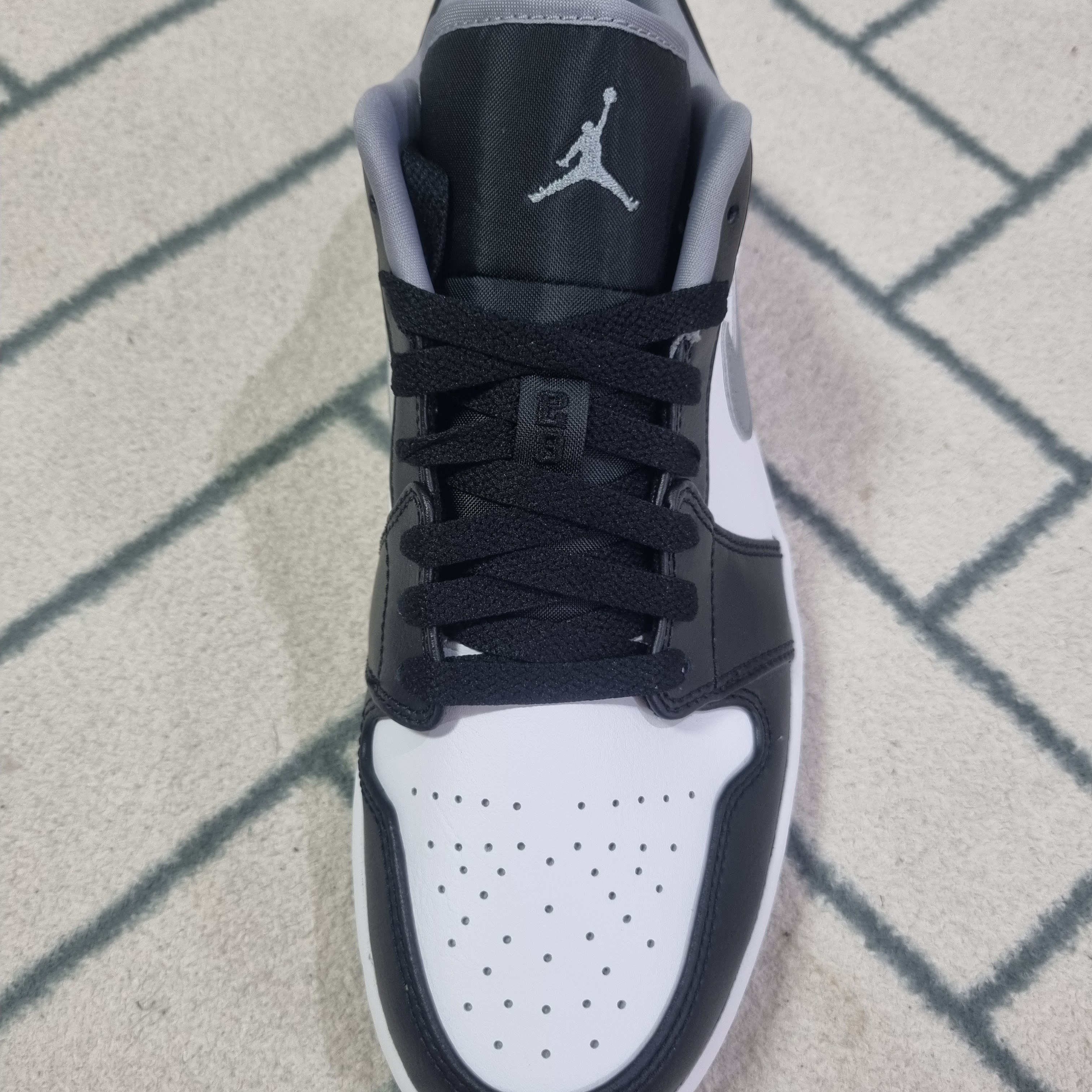 Jordan 1 Low Black Particle Grey 착용 스타일 - 1
