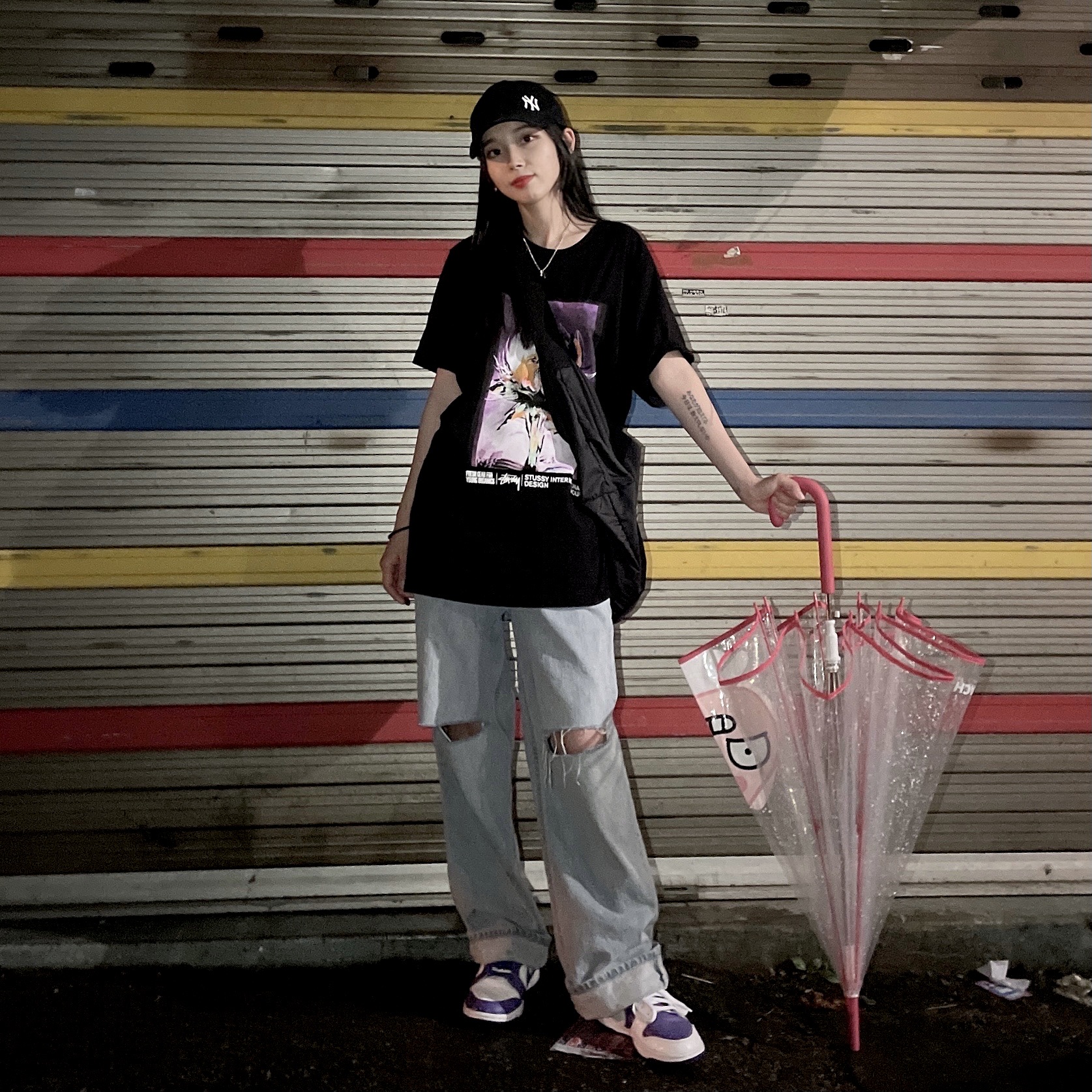(W) Nike Dunk Low SE Flip, Stussy Young Organics T-Shirt Black 착용 스타일 - 1