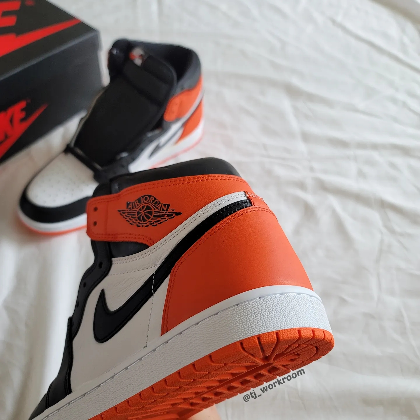 Jordan 1 Retro High OG Electro Orange 착용 스타일 - 5