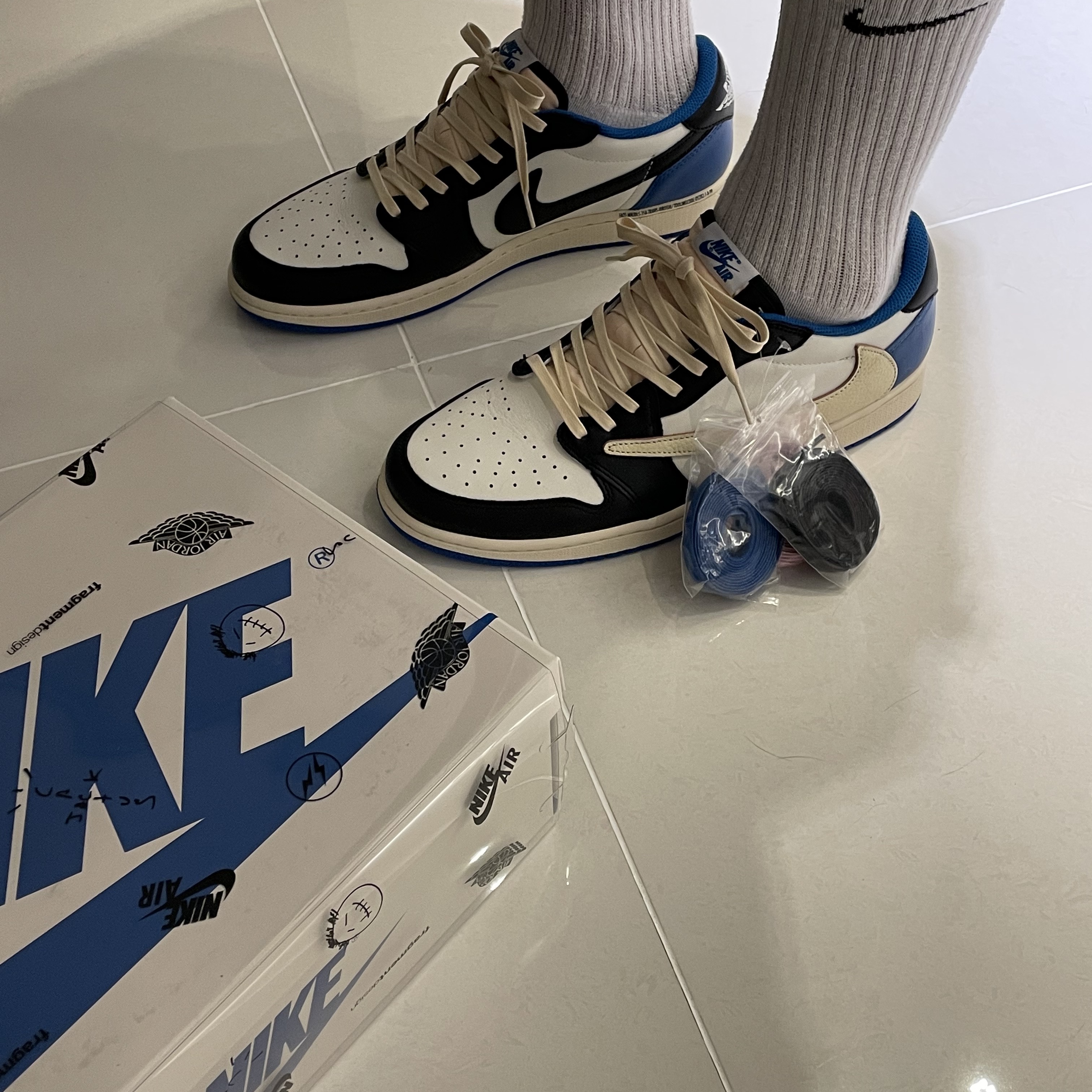 Jordan 1 x Travis Scott x Fragment Retro Low OG SP Military Blue 착용 스타일