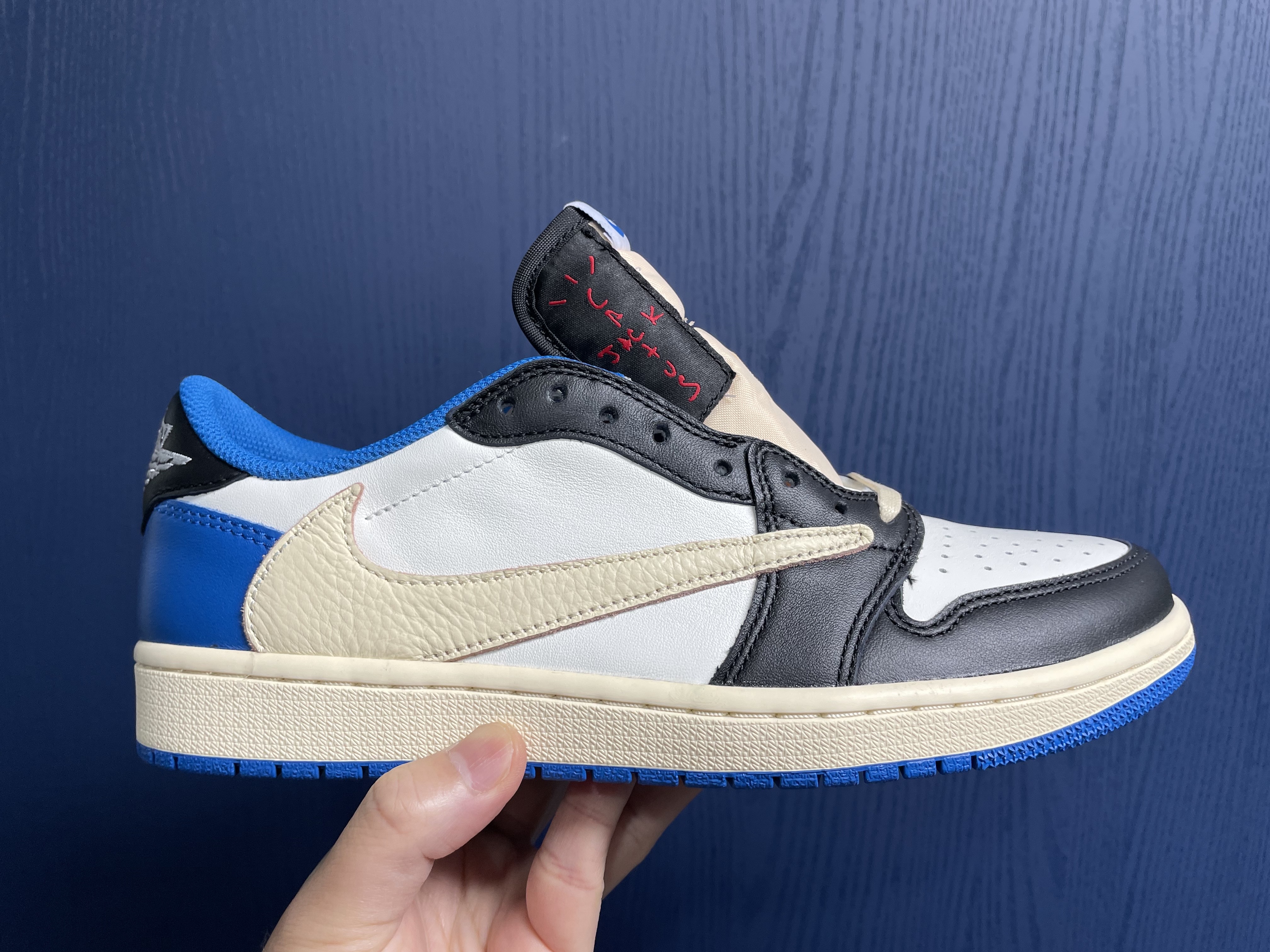 Jordan 1 x Travis Scott x Fragment Retro Low OG SP Military Blue 착용 스타일 - 2