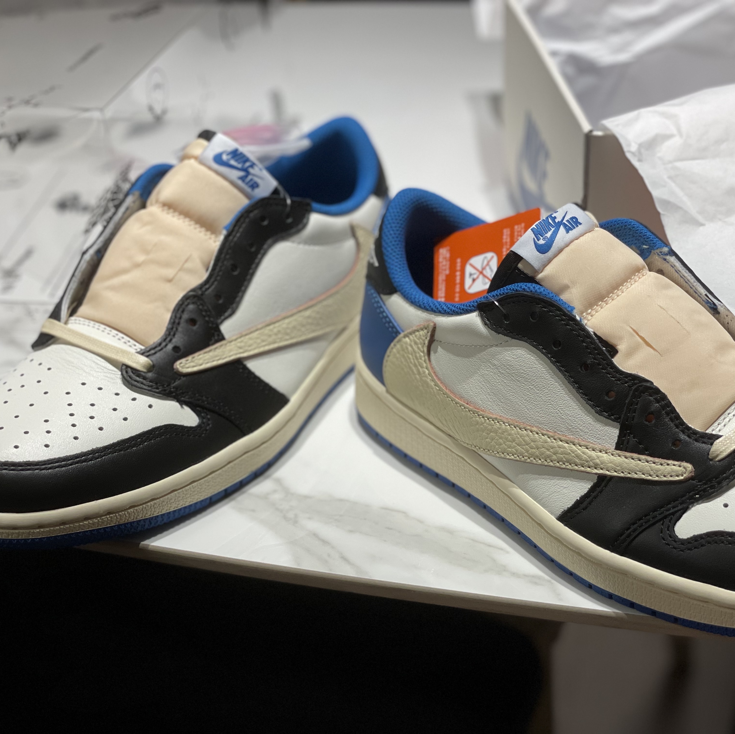 Jordan 1 x Travis Scott x Fragment Retro Low OG SP Military Blue 착용 스타일 - 3