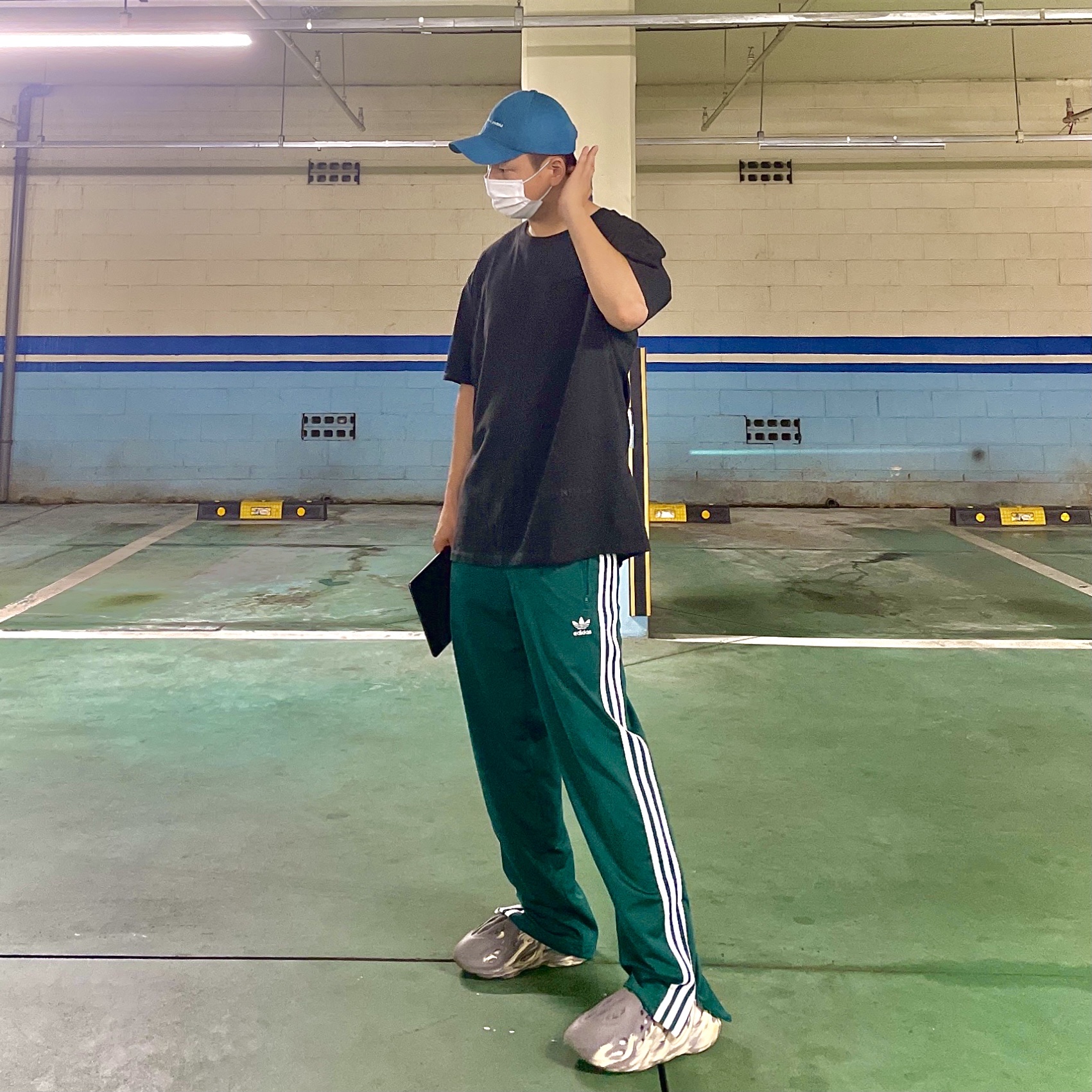 Adidas Yeezy Foam RNNR MXT Moon Gray 착용 스타일 - 2