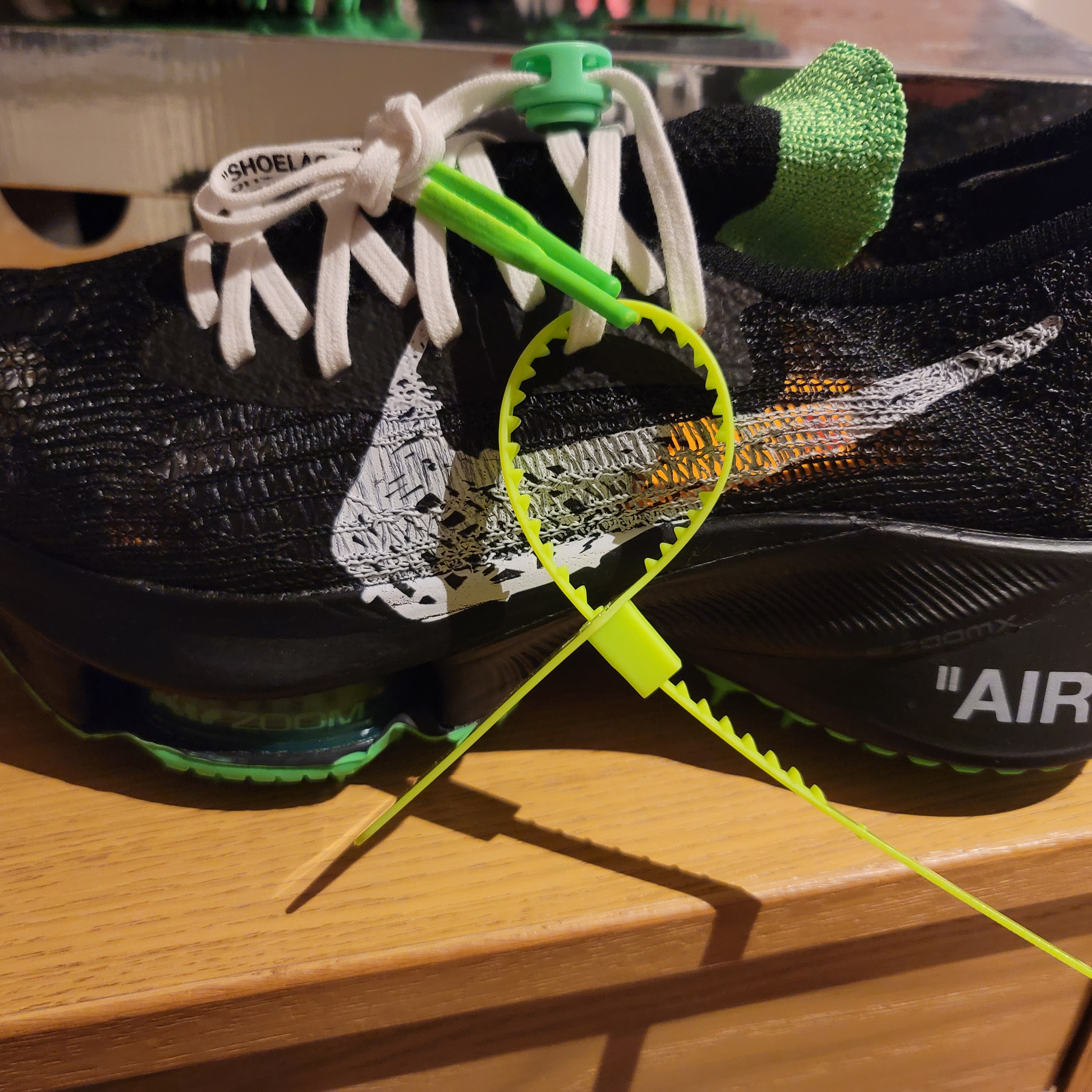 Nike x Off-White Air Zoom Tempo Next% Black 착용 스타일 - 1