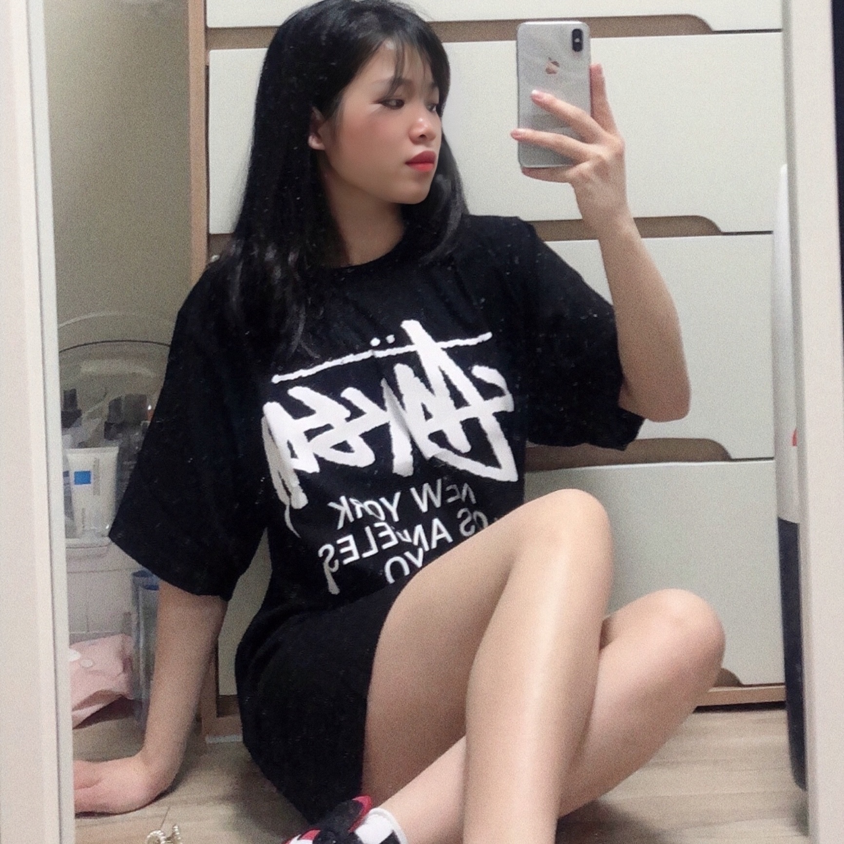Stussy World Tour T-Shirt Black, (GS) Jordan 1 Mid Gym Red Black White 착용 스타일 - 2