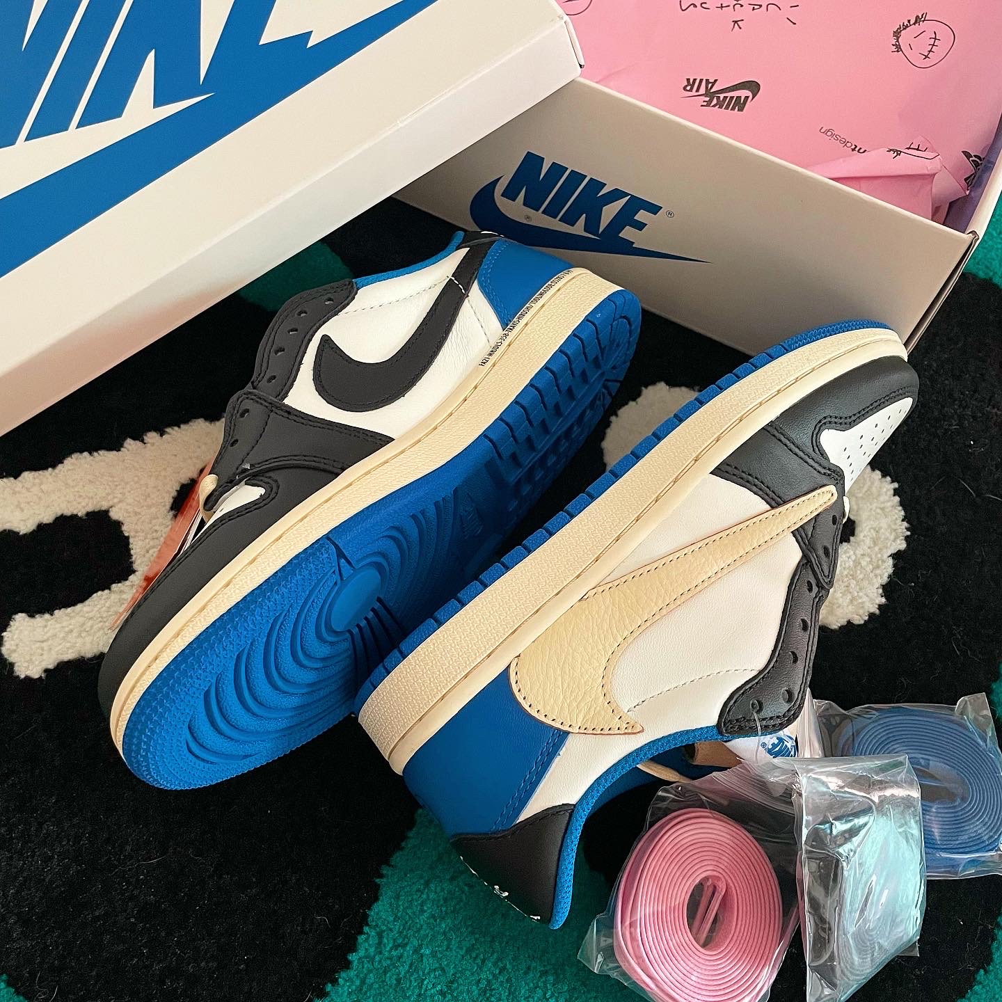 Jordan 1 x Travis Scott x Fragment Retro Low OG SP Military Blue 착용 스타일 - 1