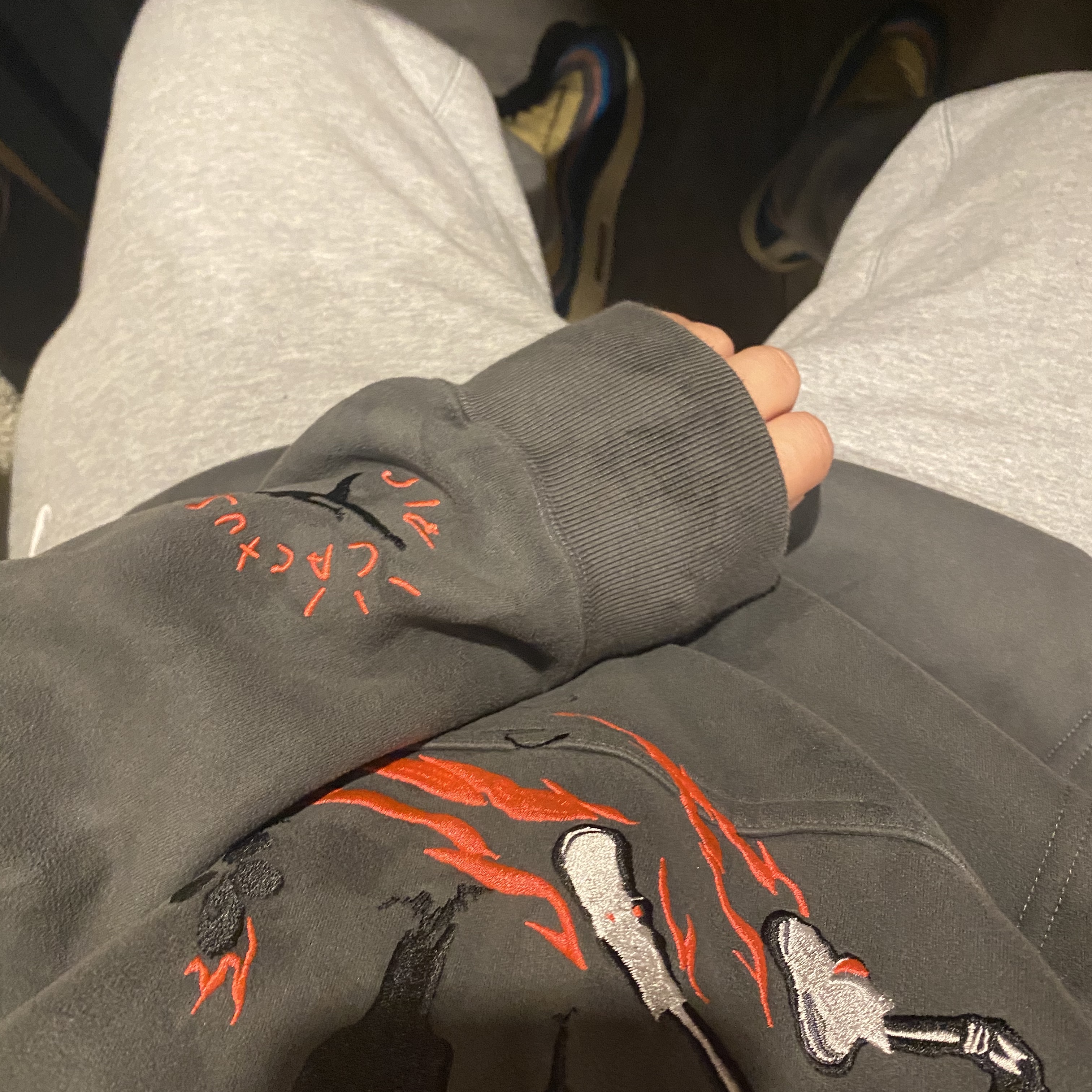 Jordan x Travis Scott Washed Suede Hoodie Grey, Nike x Sean Wotherspoon Air Max 1/97 착용 스타일