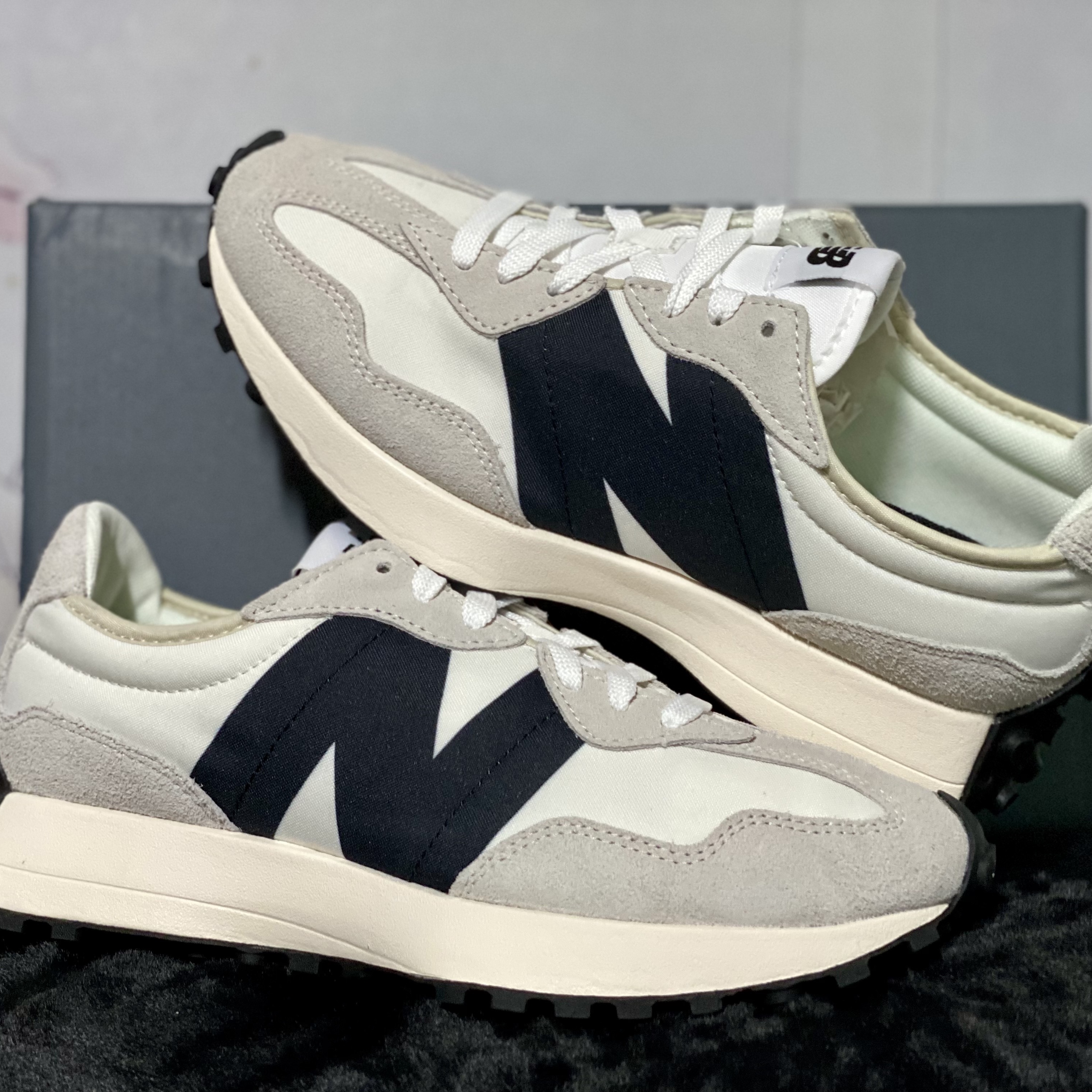 New Balance 327 White Black 착용 스타일