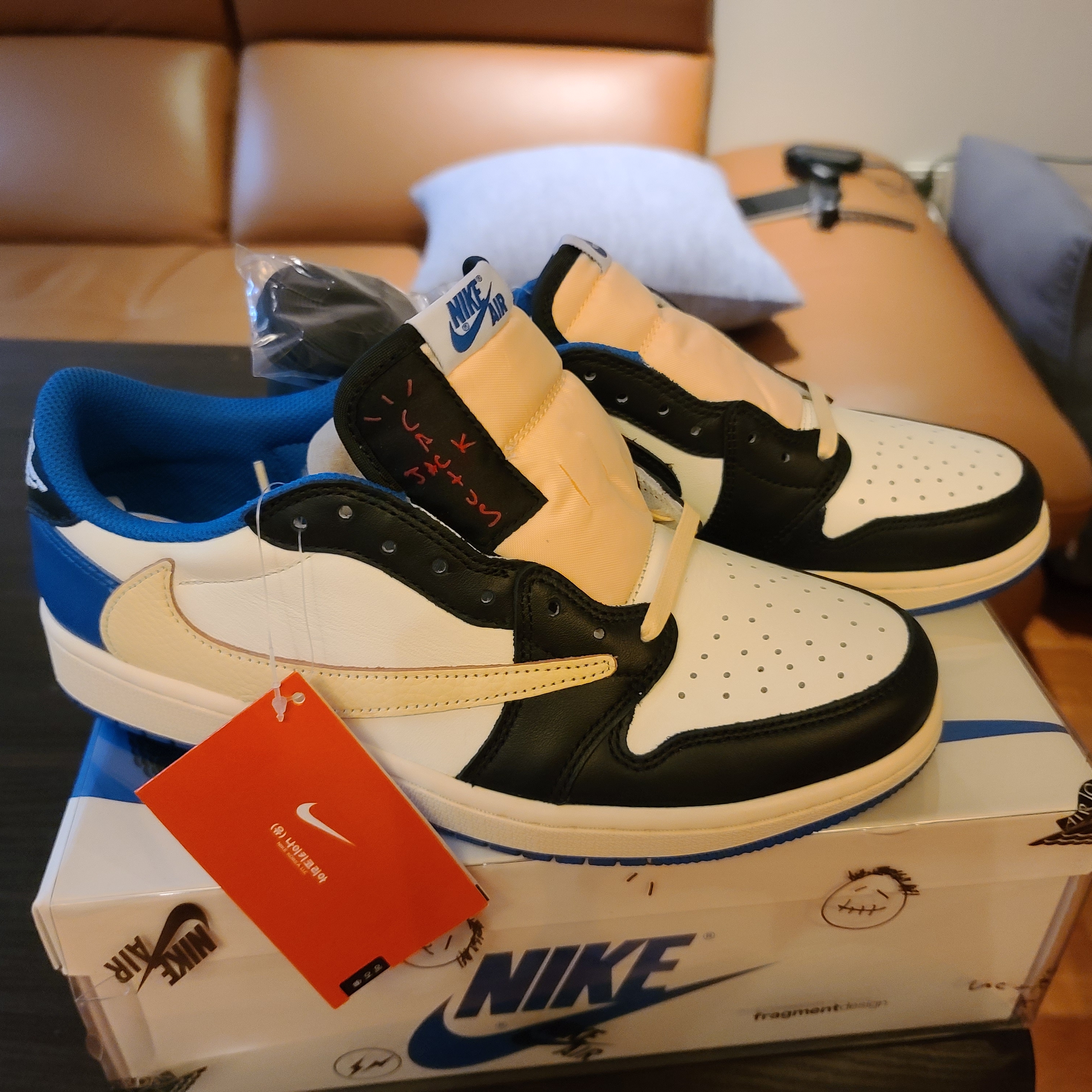 Jordan 1 x Travis Scott x Fragment Retro Low OG SP Military Blue 착용 스타일 - 4
