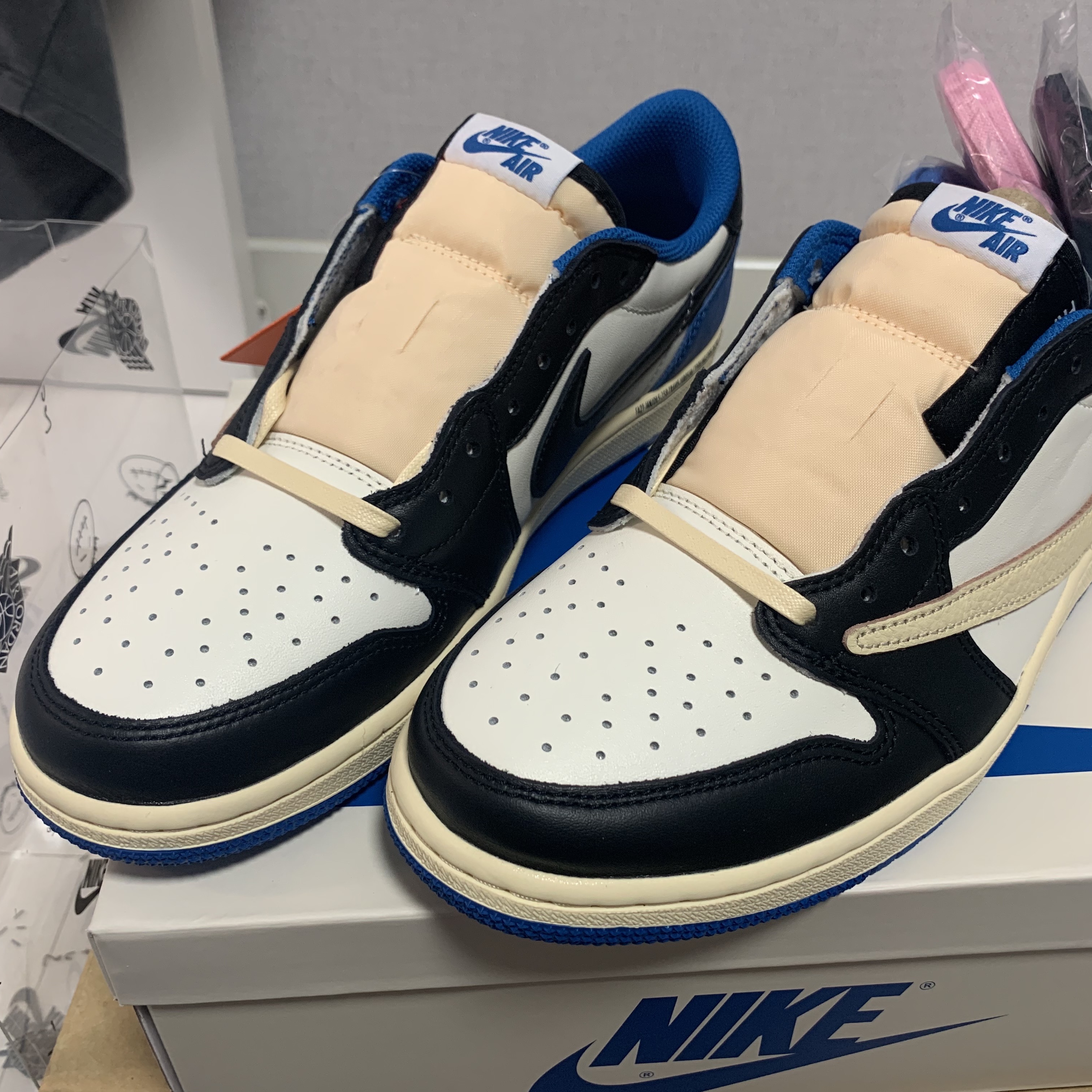 Jordan 1 x Travis Scott x Fragment Retro Low OG SP Military Blue 착용 스타일 - 3