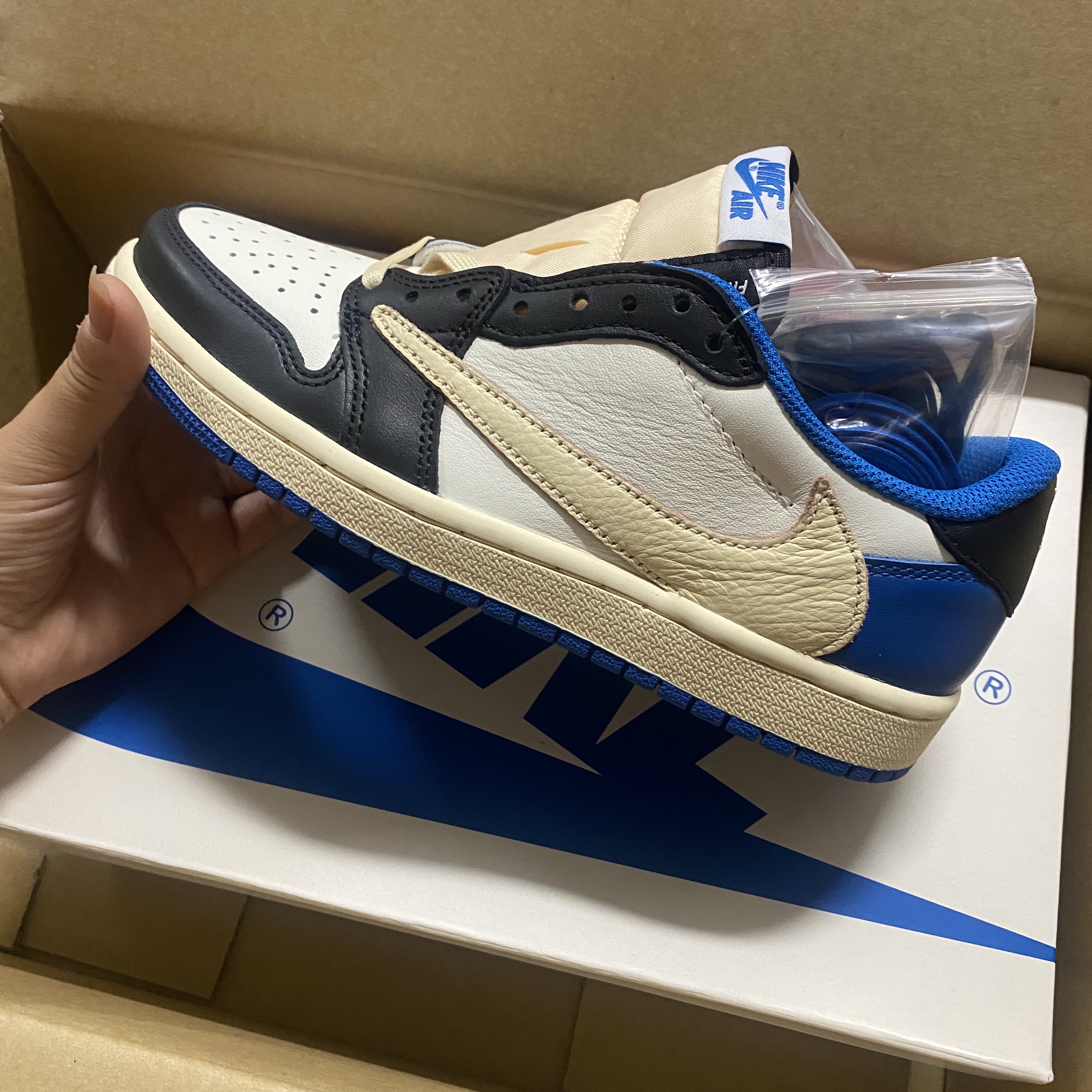 Jordan 1 x Travis Scott x Fragment Retro Low OG SP Military Blue 착용 스타일 - 3