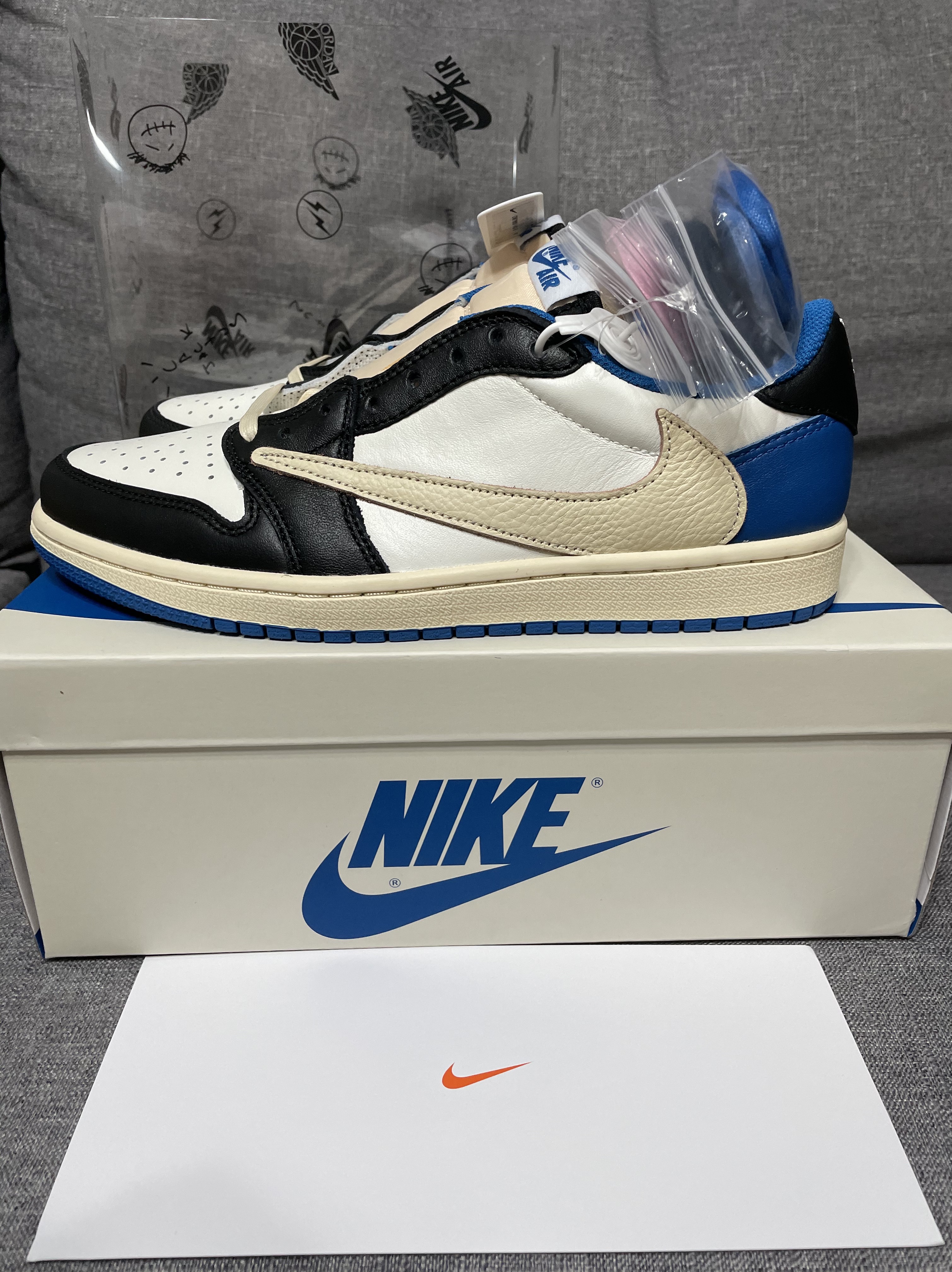 Jordan 1 x Travis Scott x Fragment Retro Low OG SP Military Blue 착용 스타일 - 1