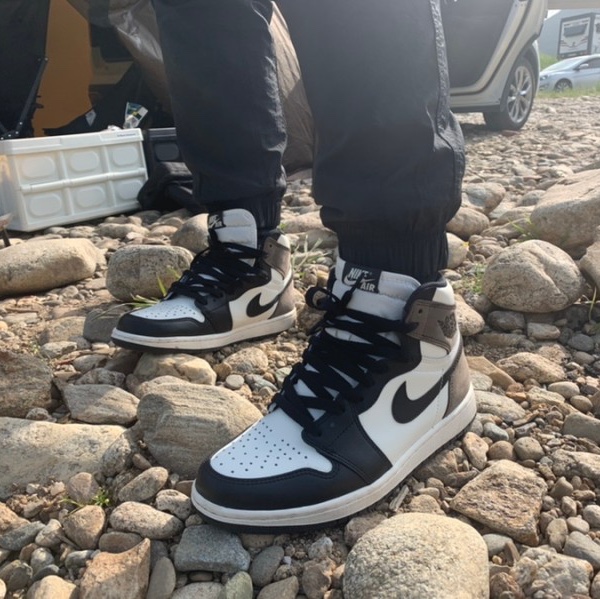 Jordan 1 Retro High OG Black Mocha 착용 스타일