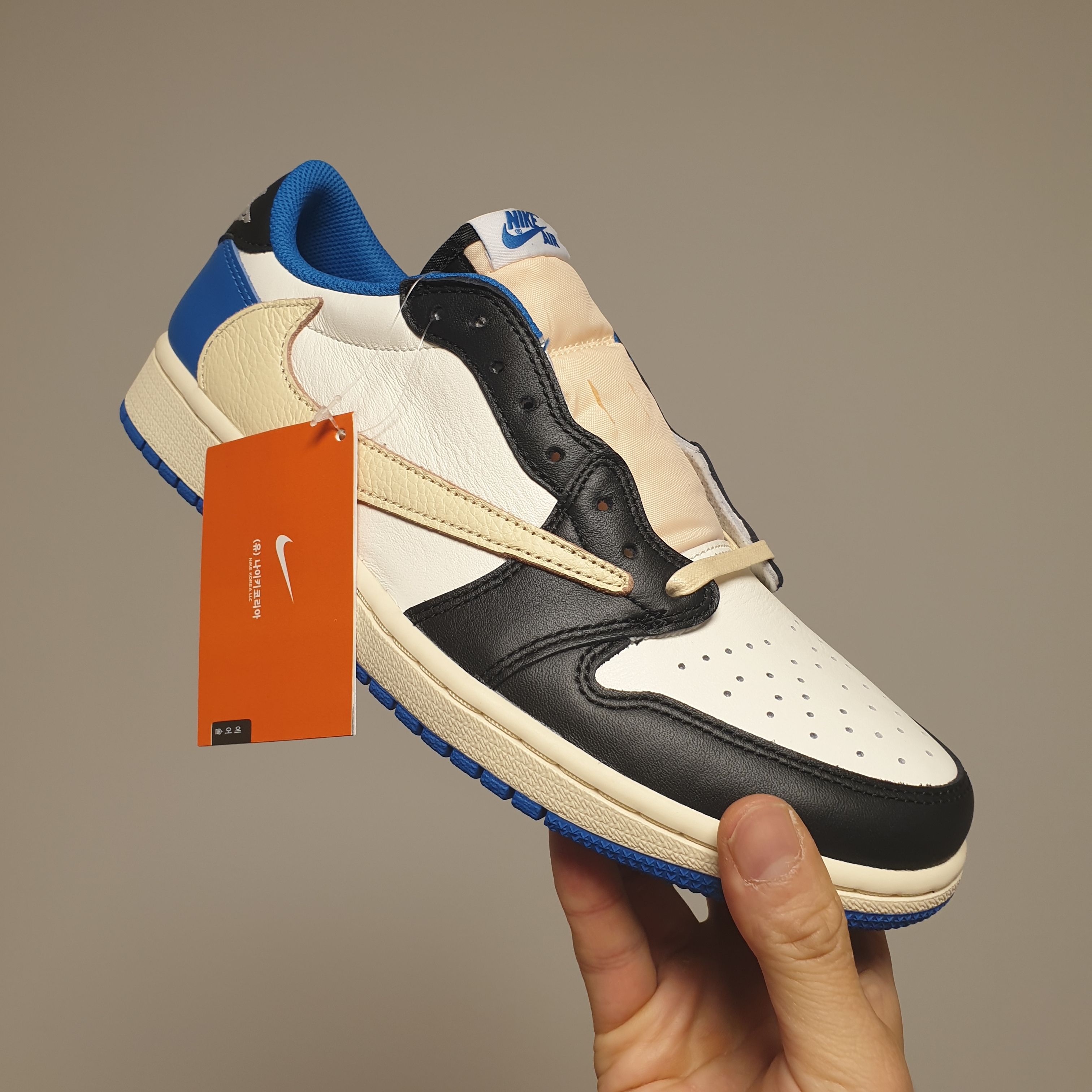 Jordan 1 x Travis Scott x Fragment Retro Low OG SP Military Blue 착용 스타일 - 1