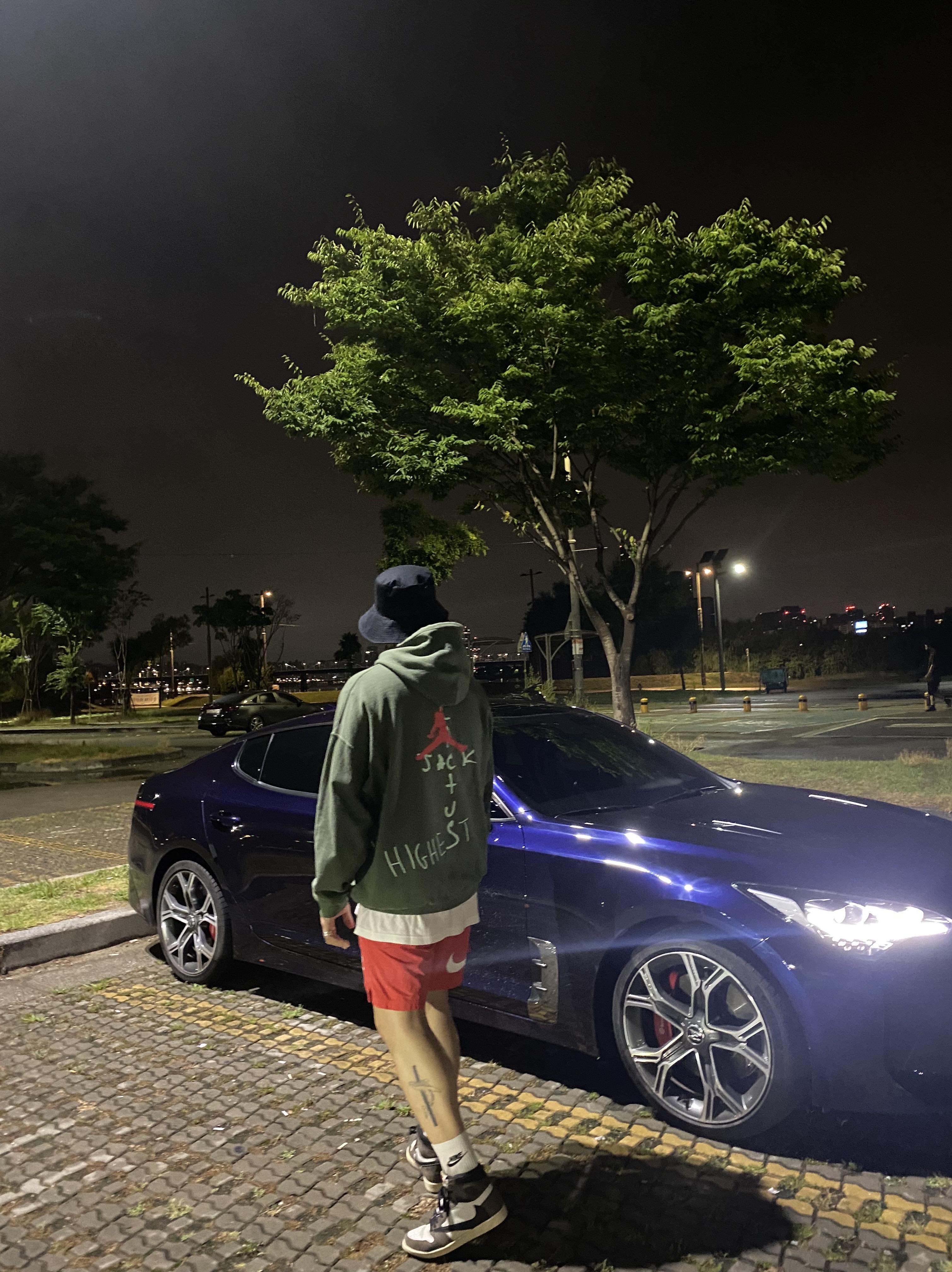 Jordan 1 x Travis Scott Retro High OG SP Mocha, Nike x Stussy Water Shorts Habanero Red 착용 스타일
