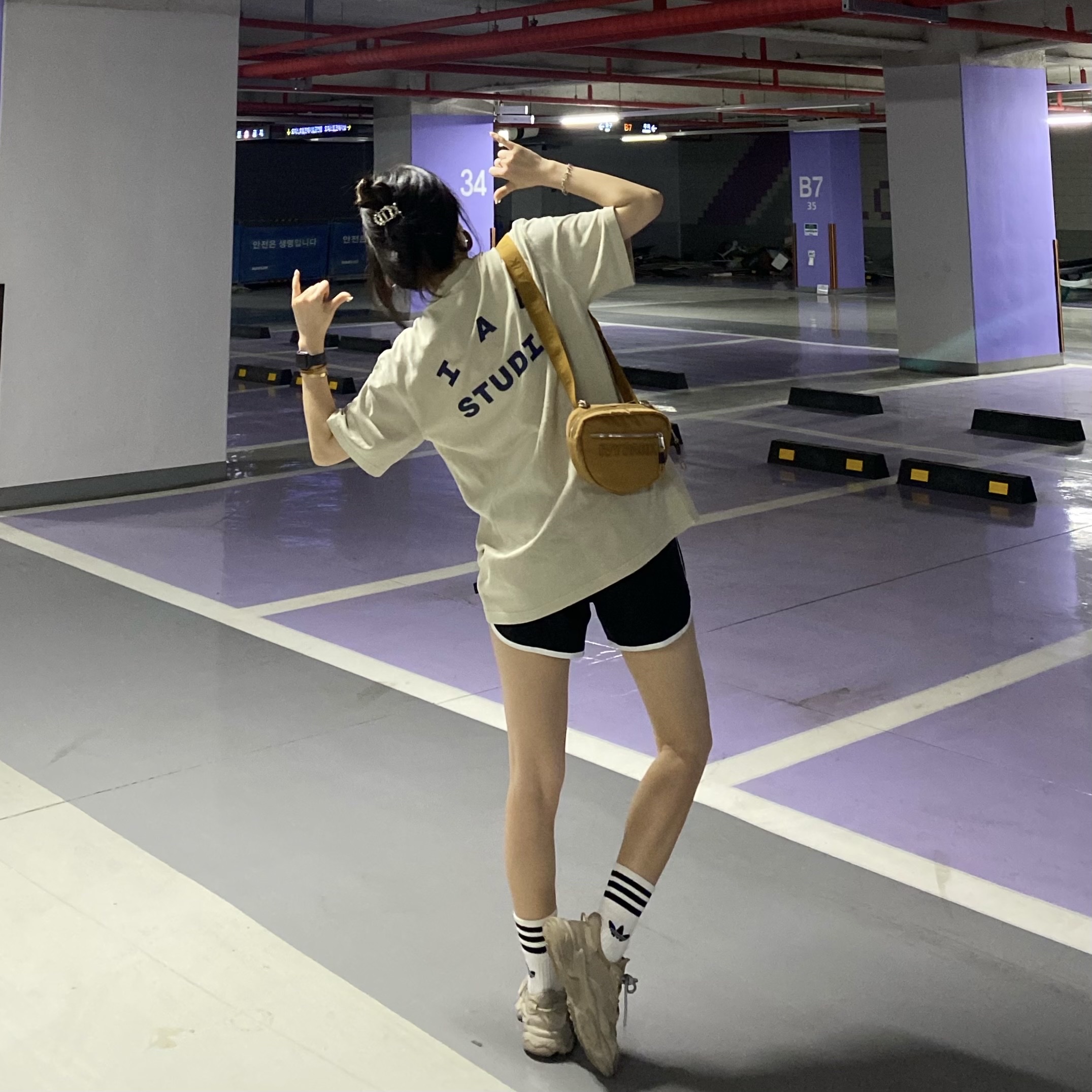 IAB Studio Pigment T-Shirt Oatmeal, (W) Adidas Ozweego Trace Khaki 착용 스타일 - 4