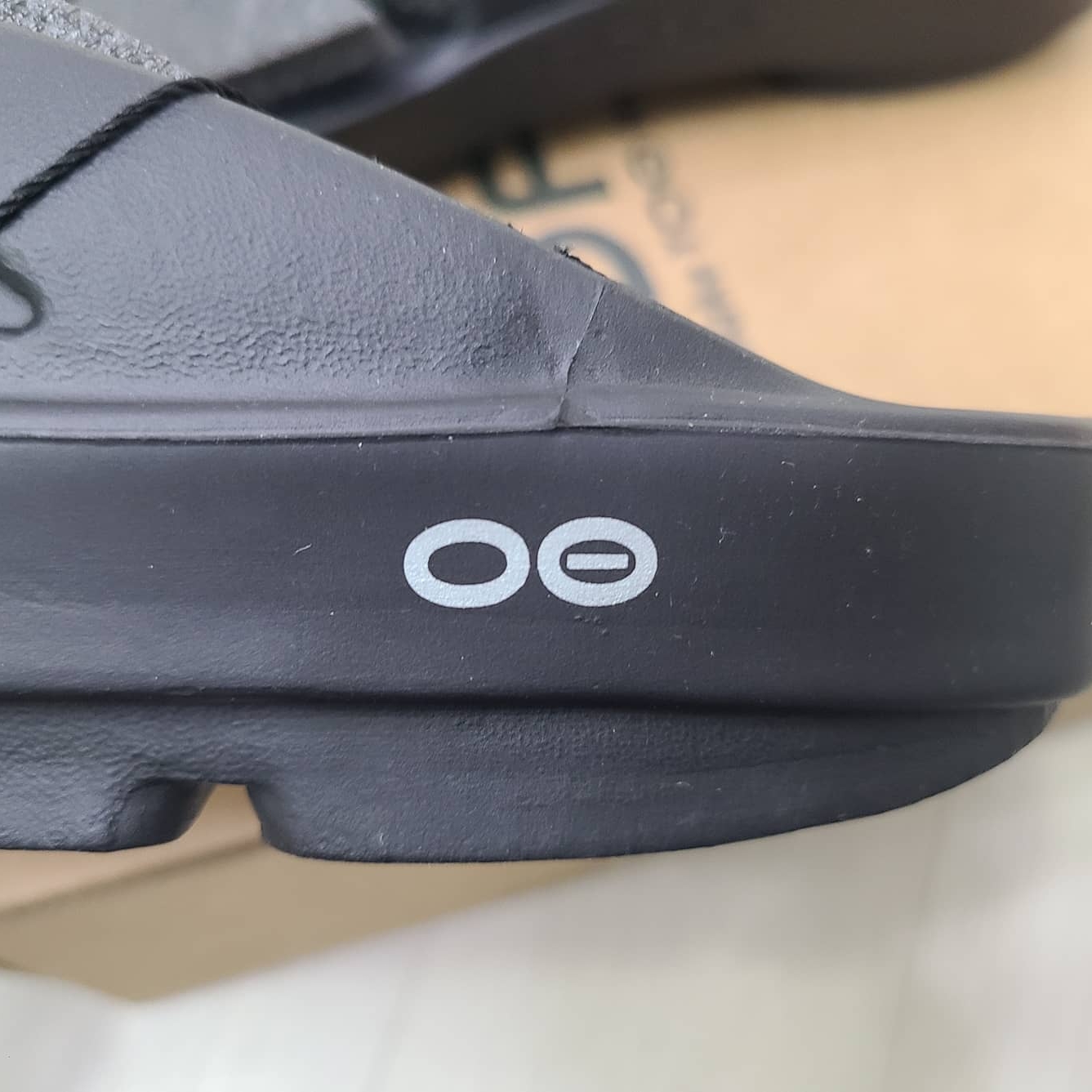 Oofos OOriginal Black 착용 스타일 - 3