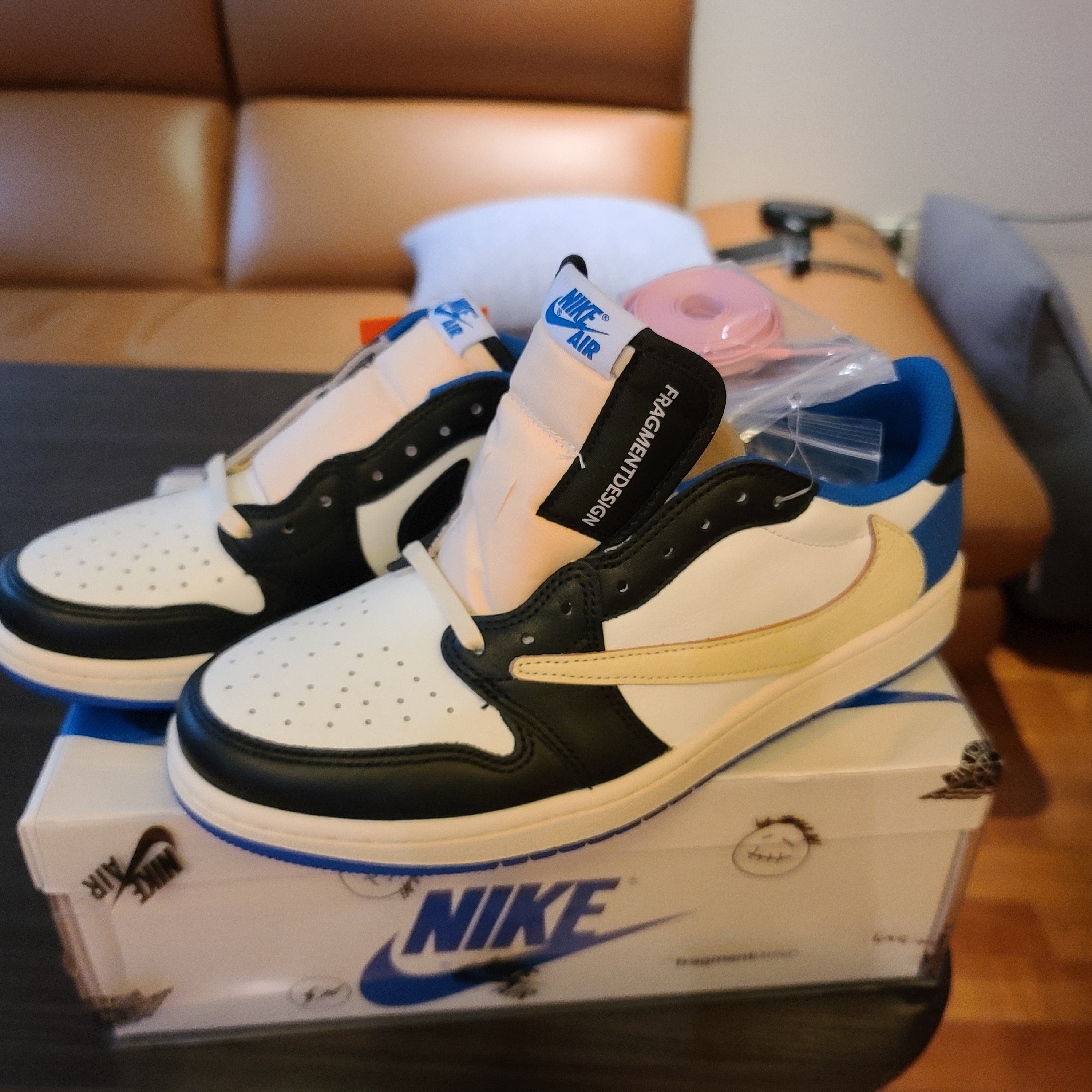 Jordan 1 x Travis Scott x Fragment Retro Low OG SP Military Blue 착용 스타일 - 3