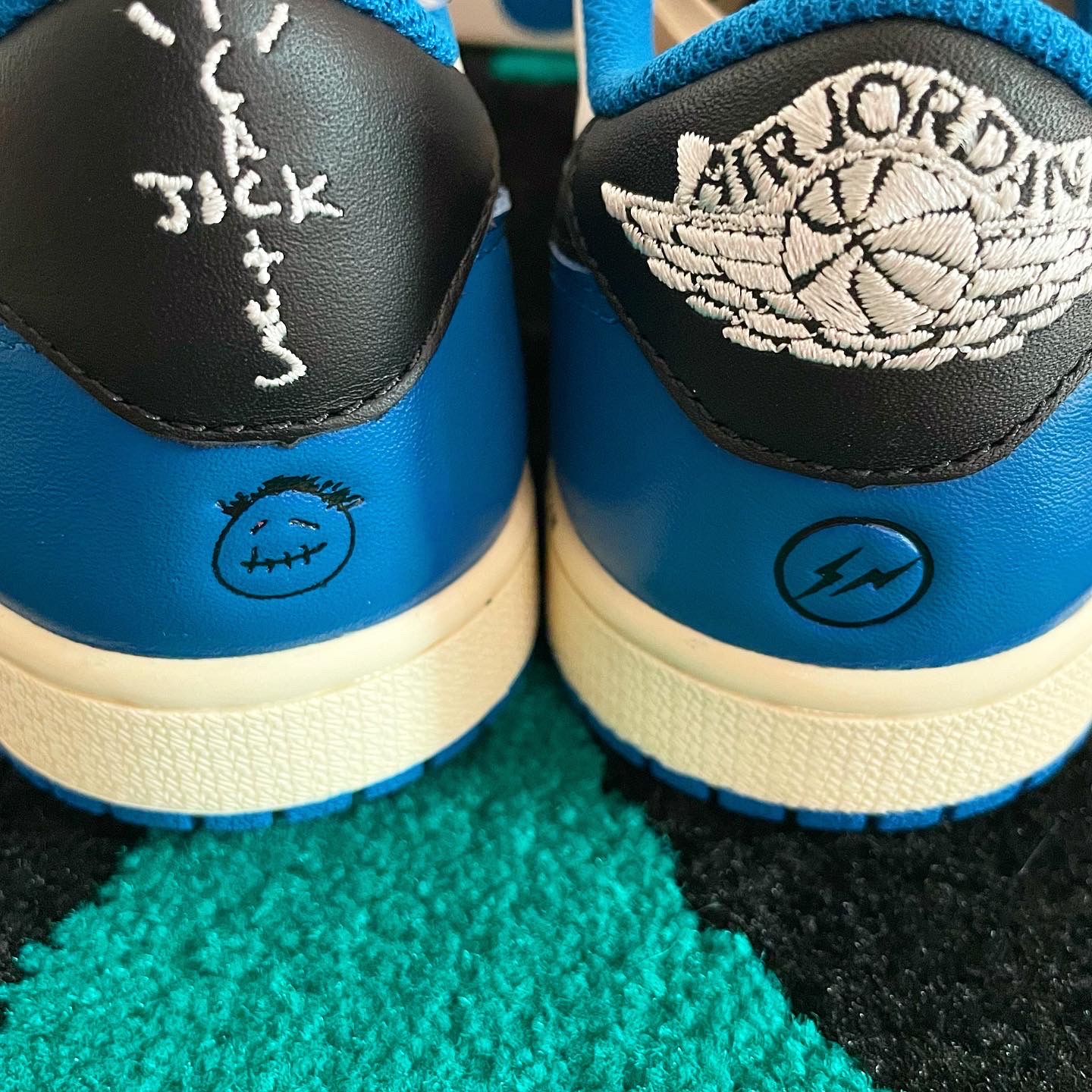 Jordan 1 x Travis Scott x Fragment Retro Low OG SP Military Blue 착용 스타일 - 2