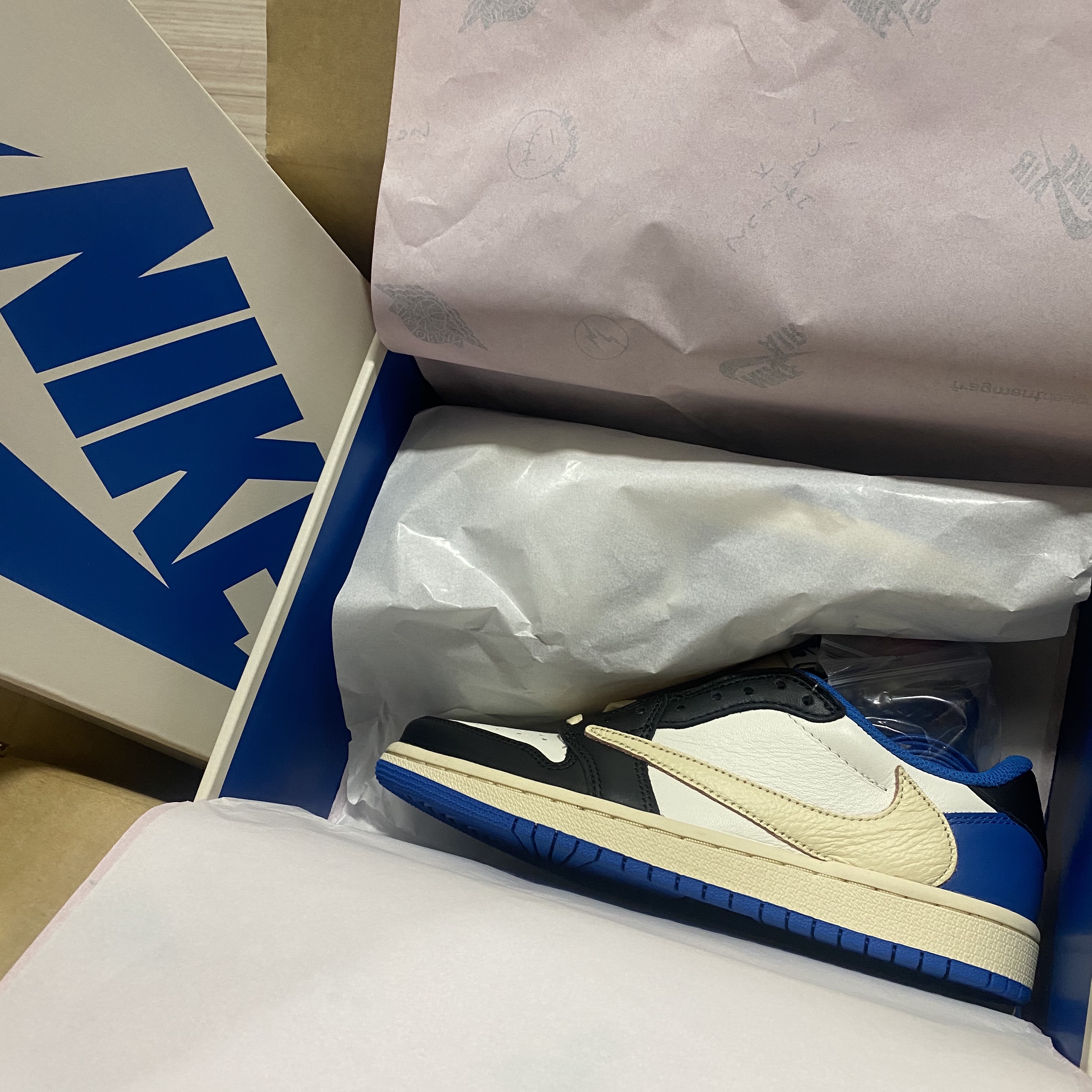 Jordan 1 x Travis Scott x Fragment Retro Low OG SP Military Blue 착용 스타일 - 2