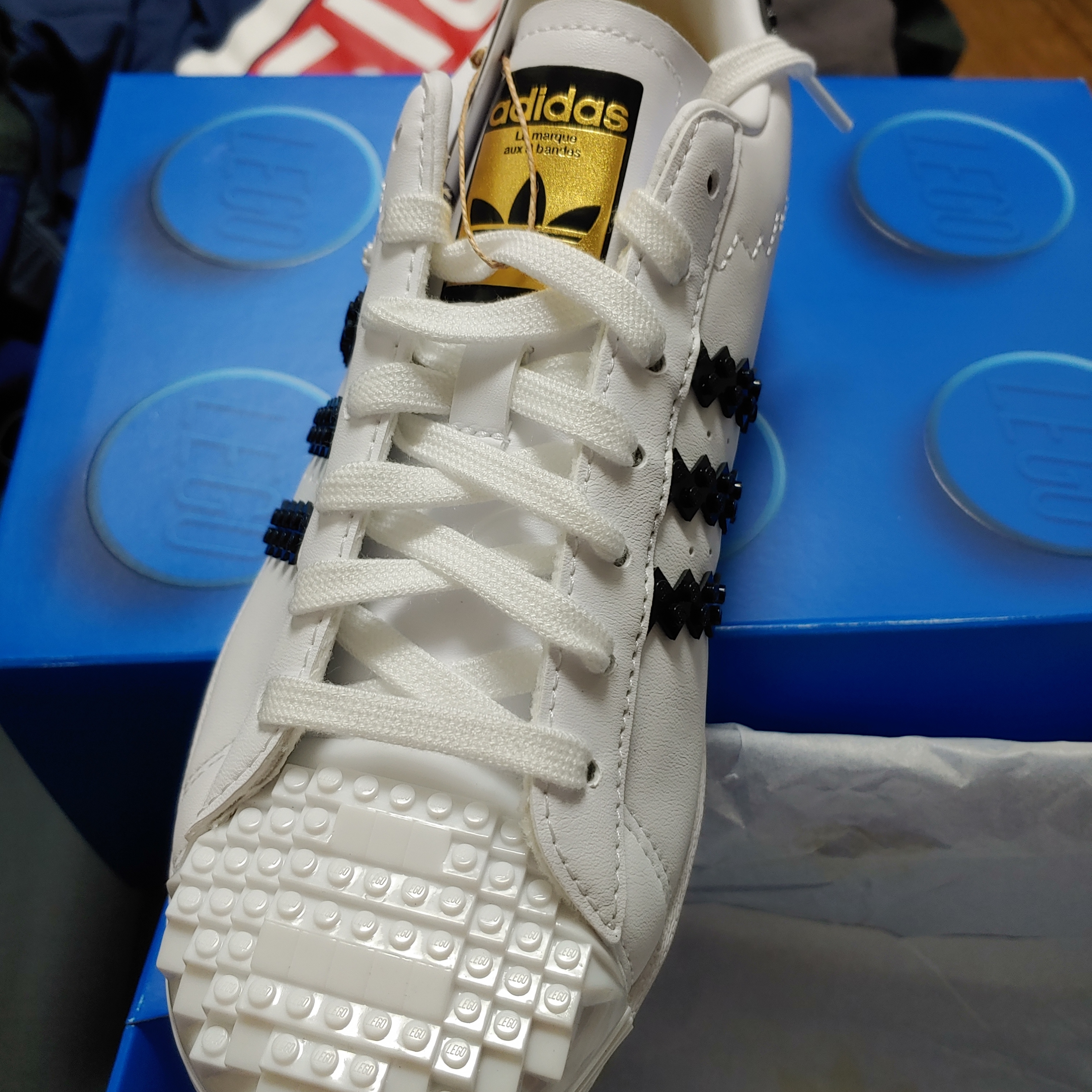 Adidas x Lego Superstar White Black 착용 스타일 - 1