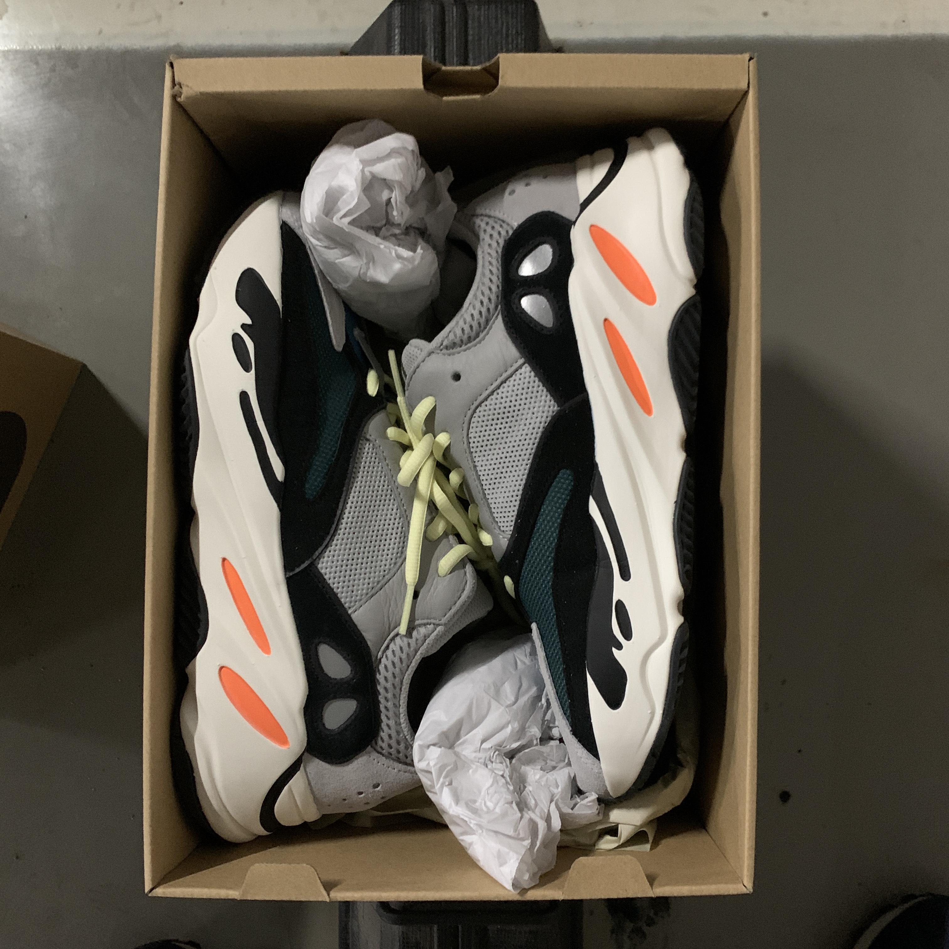 Adidas Yeezy Boost 700 Wave Runner Solid Grey 2017/2019 착용 스타일