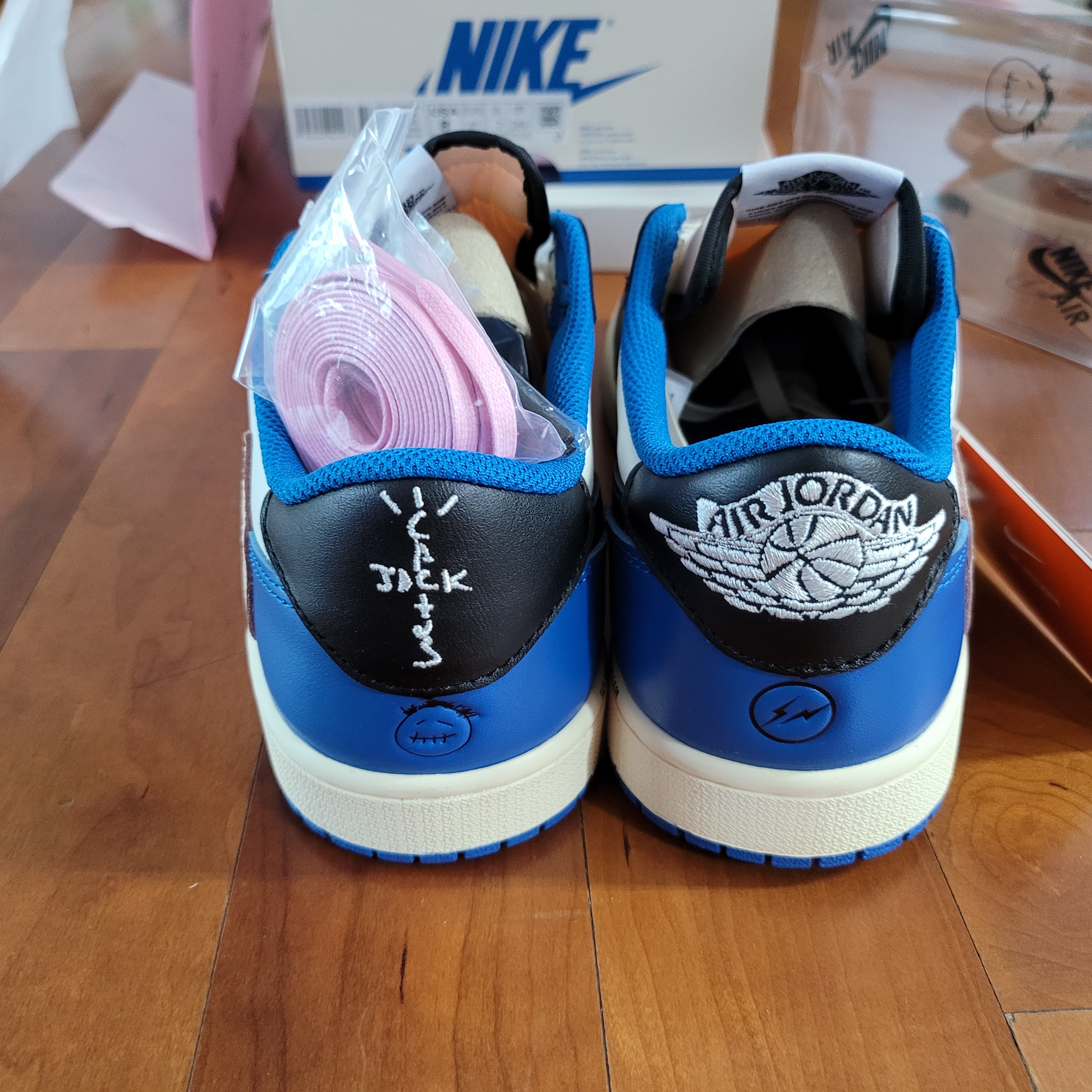 Jordan 1 x Travis Scott x Fragment Retro Low OG SP Military Blue 착용 스타일 - 2