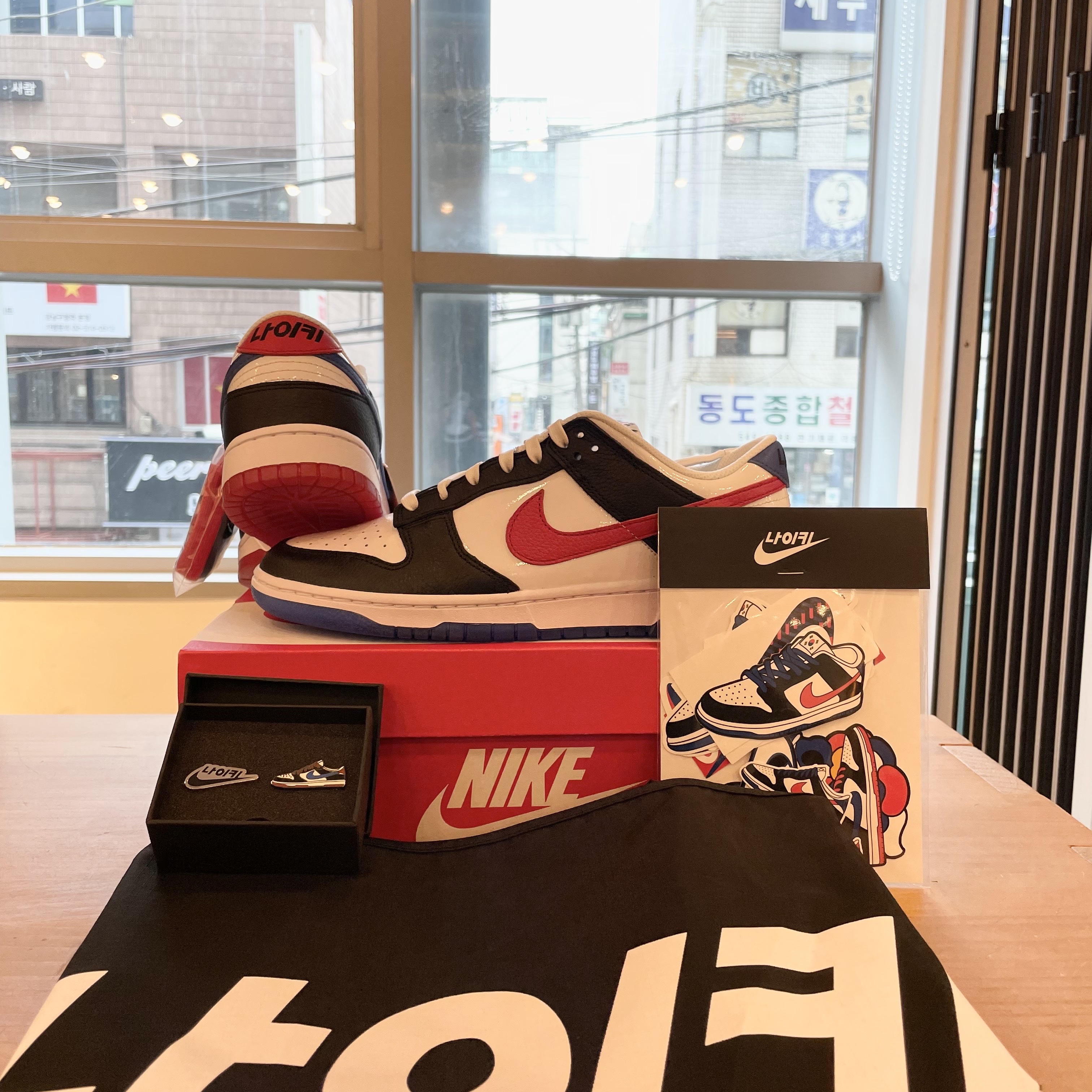 Nike Dunk Low SE Seoul (With Special Gift) 착용 스타일