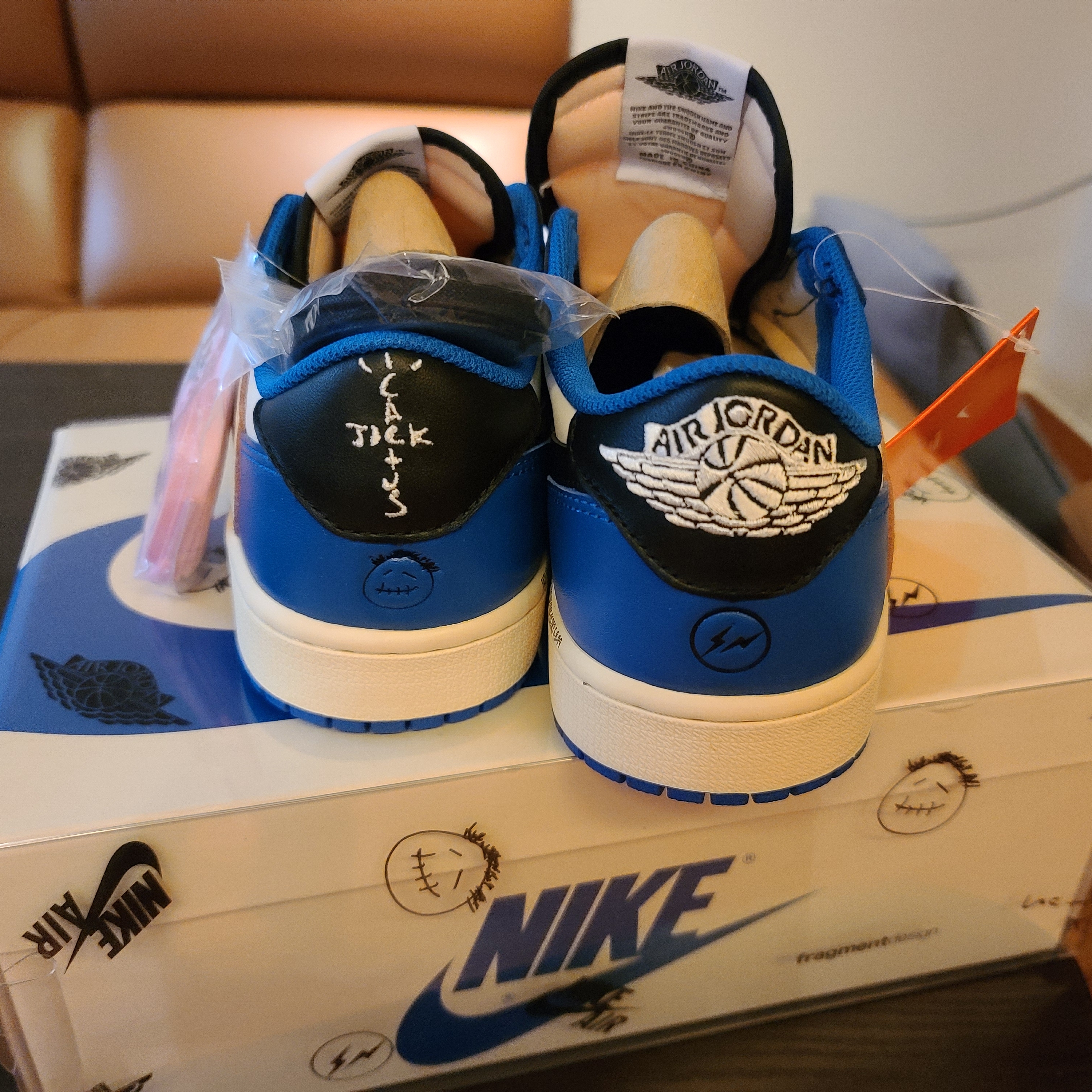 Jordan 1 x Travis Scott x Fragment Retro Low OG SP Military Blue 착용 스타일 - 5