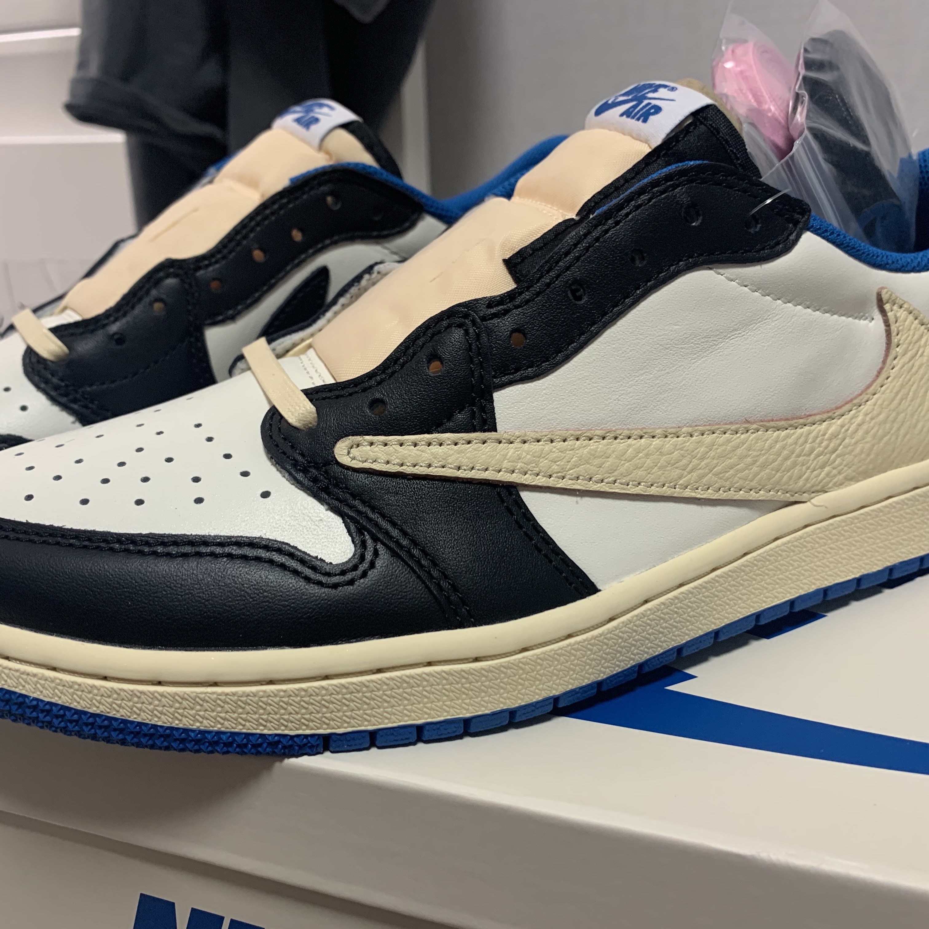 Jordan 1 x Travis Scott x Fragment Retro Low OG SP Military Blue 착용 스타일 - 2