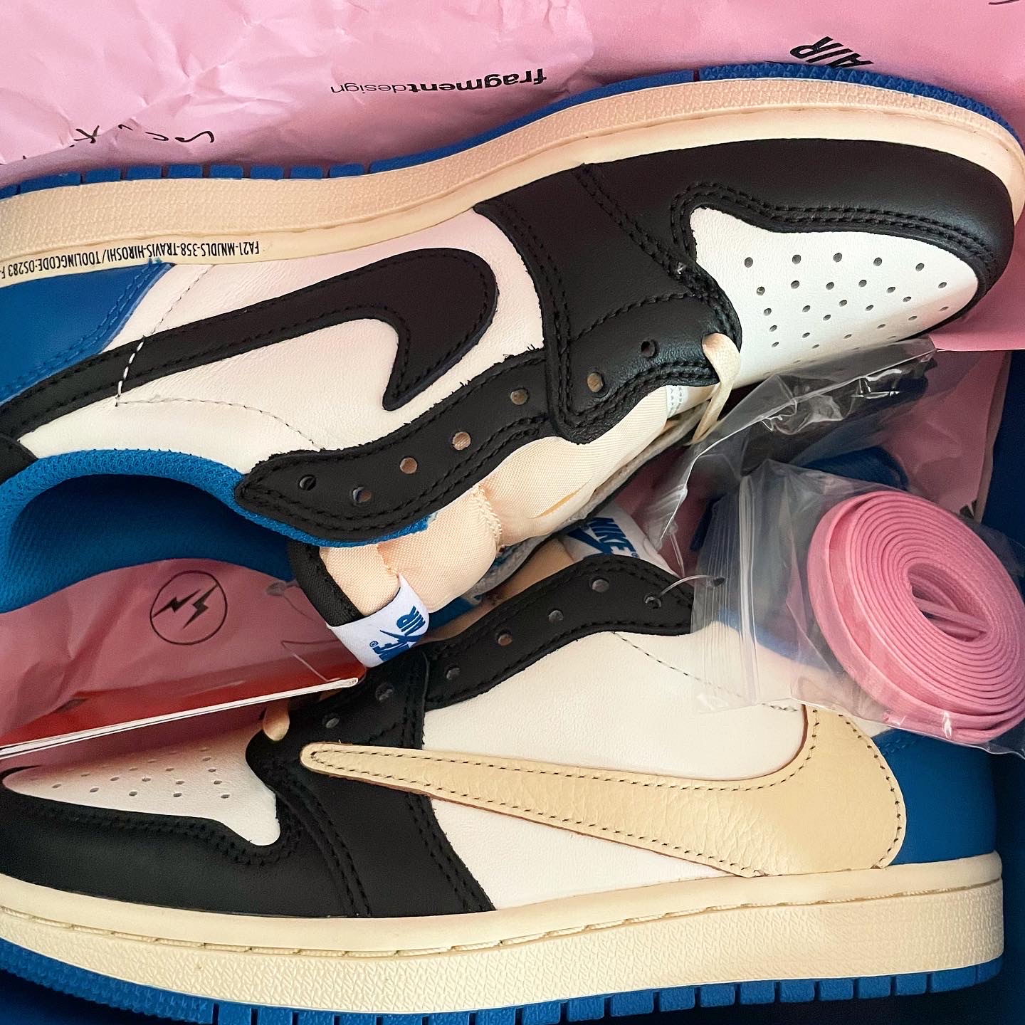 Jordan 1 x Travis Scott x Fragment Retro Low OG SP Military Blue 착용 스타일 - 3