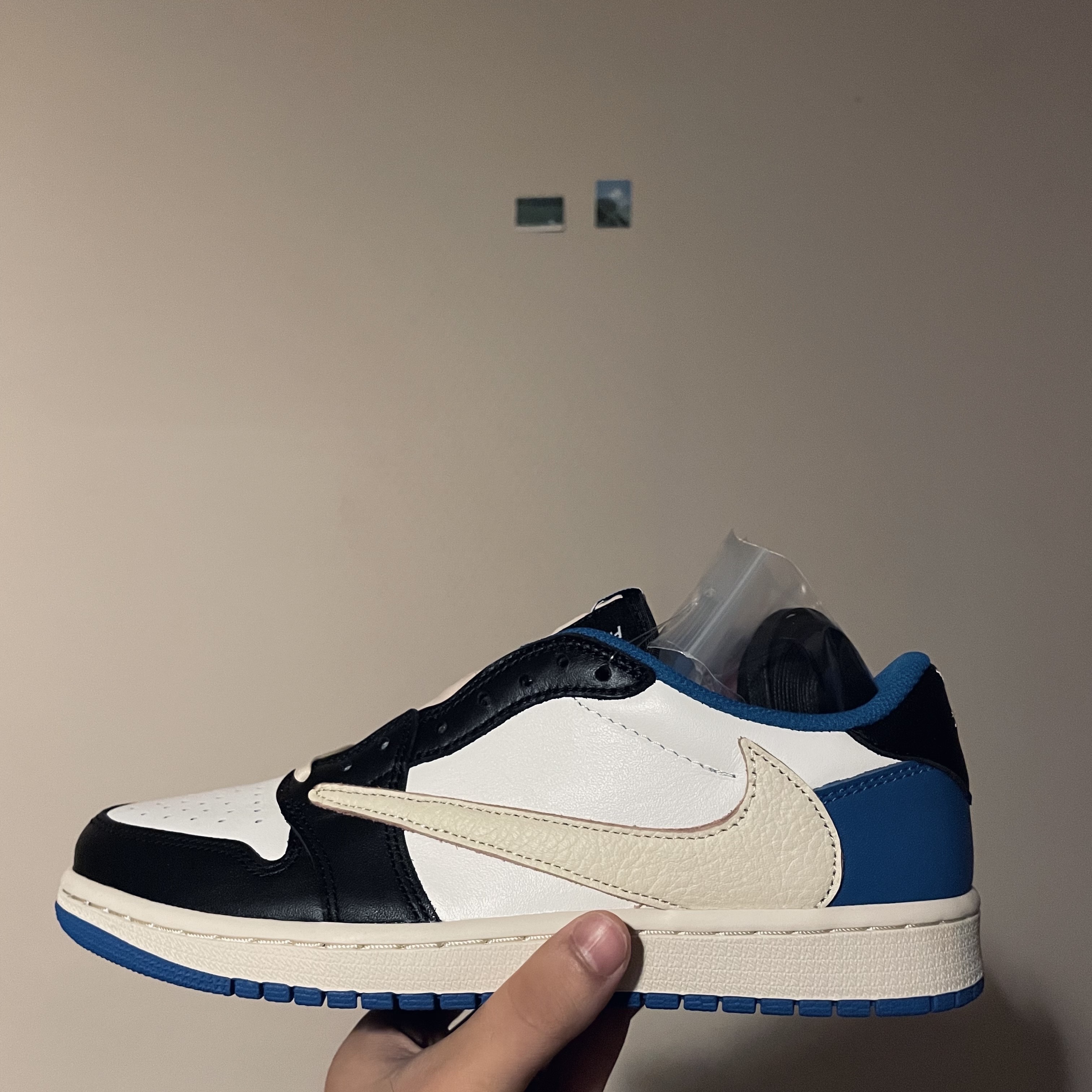 Jordan 1 x Travis Scott x Fragment Retro Low OG SP Military Blue 착용 스타일 - 2