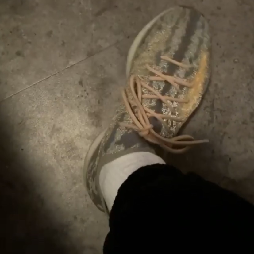 Adidas Yeezy Boost 380 Mist - Non-Reflective 착용 스타일
