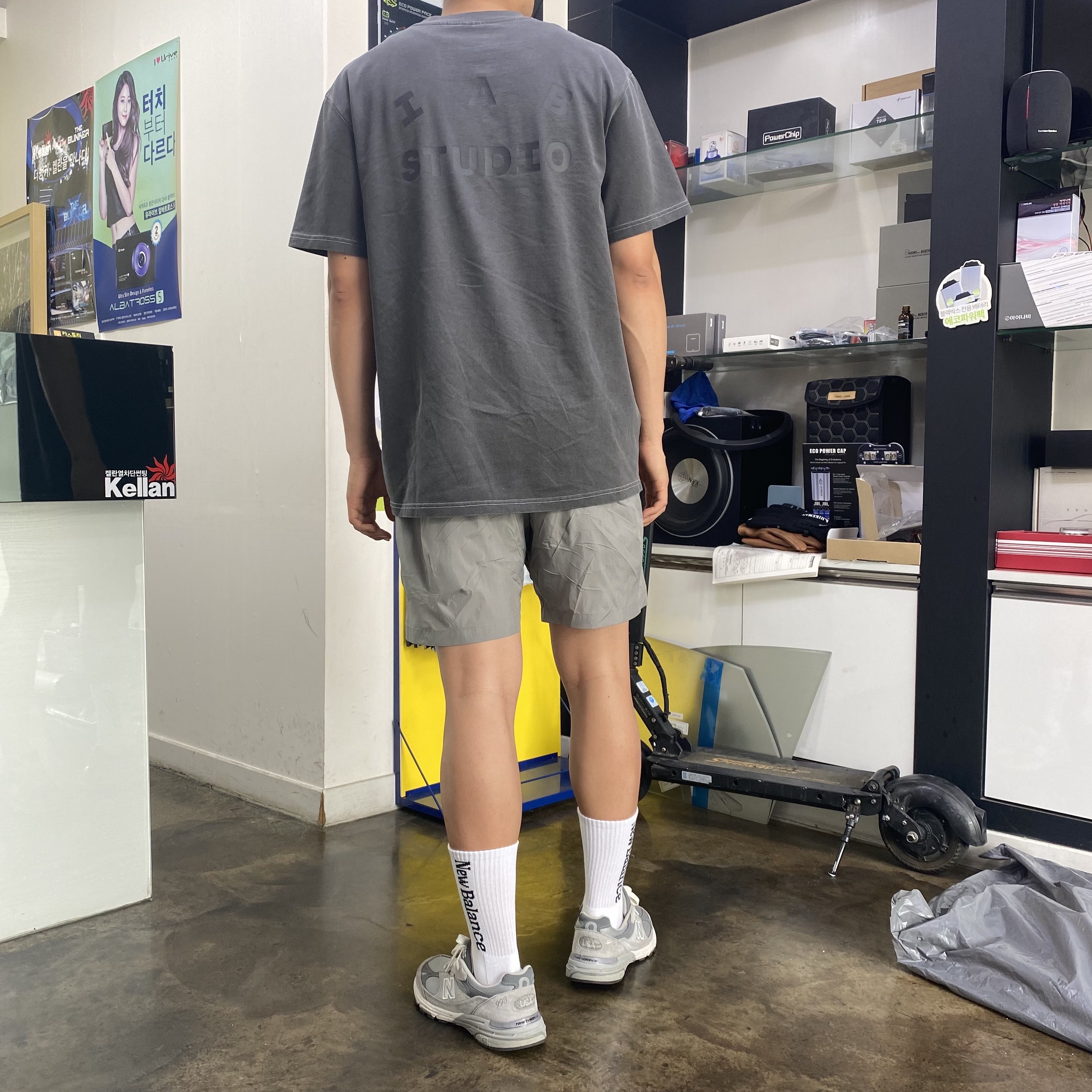 IAB Studio Woven Shorts Gray, IAB Studio Pigment T-Shirt Black 착용 스타일