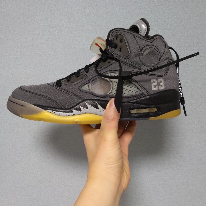Jordan 5 x Off-White Retro SP Black Muslin 착용 스타일